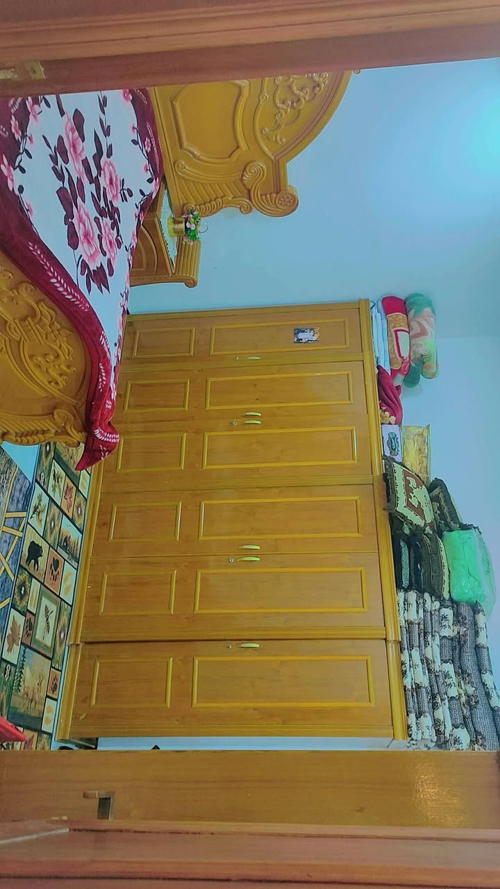 السلام عليكم بيت للبيع مع الاثاث المساحة ٢٠٠ متر زراعي حي النفط نزلت اسواق النخلة إقرار محكمة باسمي السعر خاص ***********
