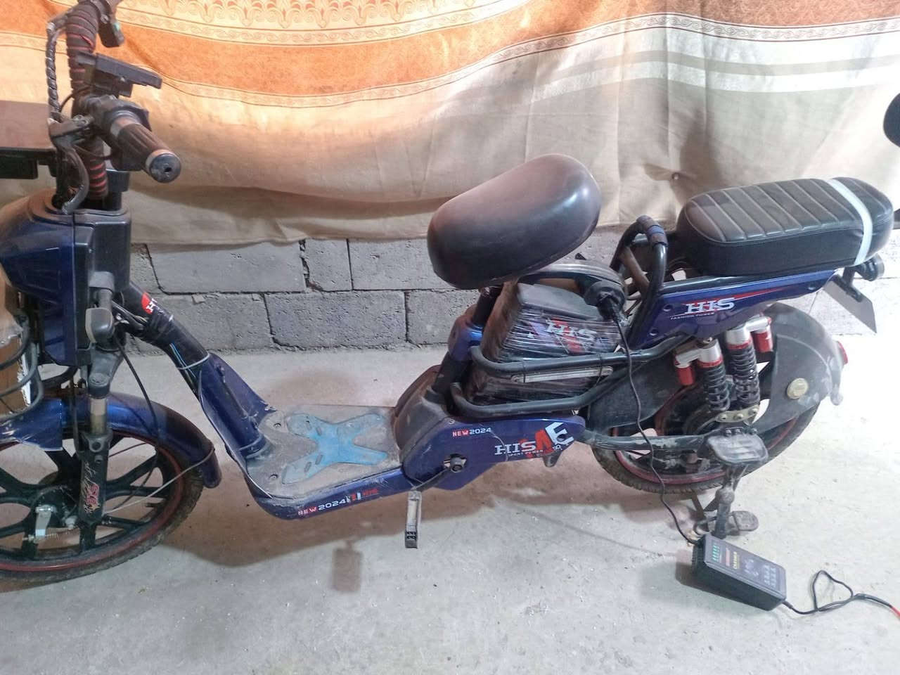 ماطور شحن حجم عشرين
بطاريات اثنين جدد وثلاثة انضاف شغال مابي نقص
سعره 150 وبي مجال
الاتصال ***********
