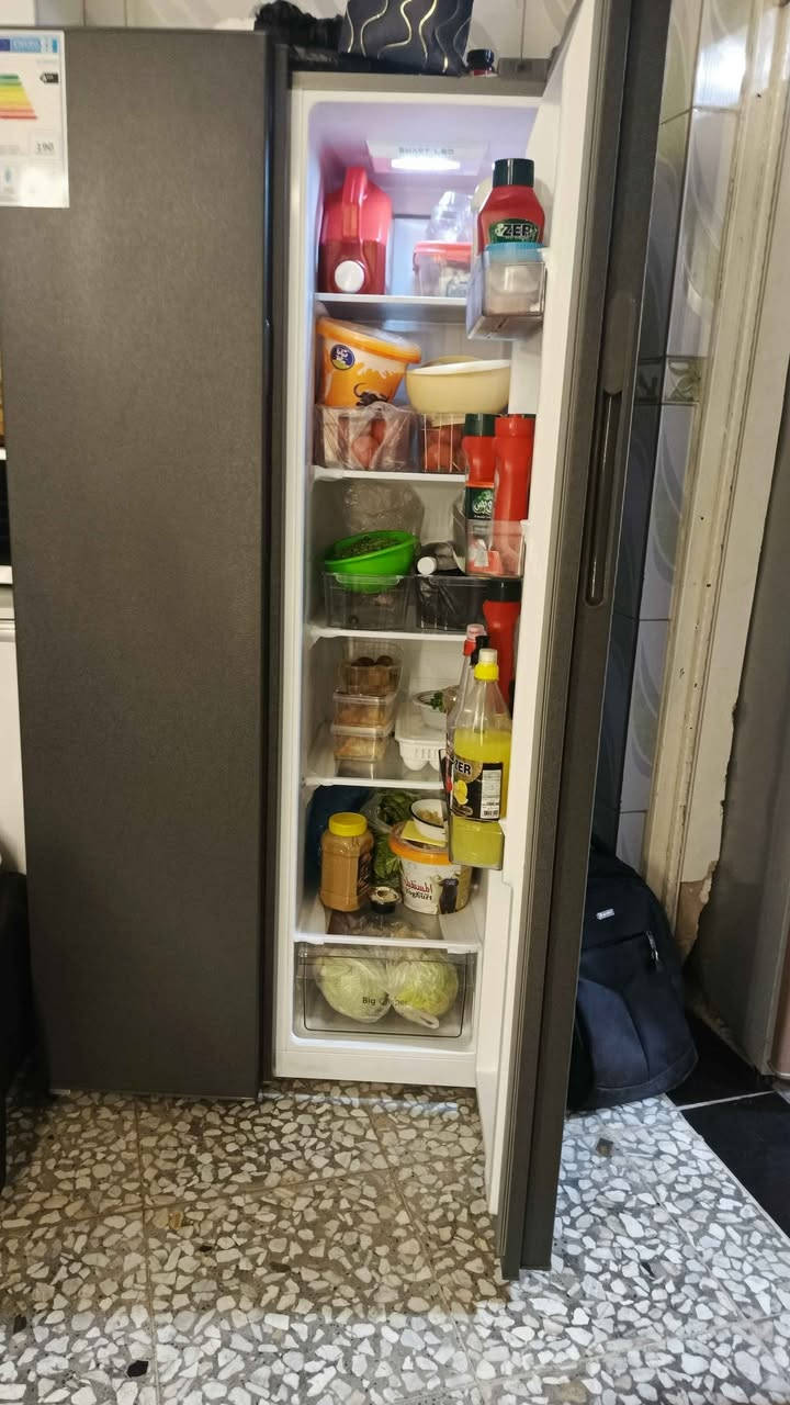 جديدة مستعملة اقل الشهر تباع بسبب السفر

ثلاجة من نوع سايد باي سايد (Side by Side) من علامة LG التجارية، وتتميز بضاغط إنفيرتر مزدوج (Dual Inverter Compressor) لتوفير الطاقة. 
نوع الجهاز: ثلاجة منزلية (سايد باي سايد).
المميزات الرئيسية: تقنية ضاغط إنفيرتر المزدوج لتبريد فعال وتوفير الطاقة.

أبرز مواصفات 
تقنية الضاغط (Inverter): الجهاز مزود بضاغط عاكس (Dual Inverter Compressor) الذي يساعد في توفير استهلاك الطاقة الكهربائية بشكل كبير وتقليل الضجيج.
لوحة التحكم الذكية: توجد شاشة تحكم رقمية سوداء في واجهة الباب (Smart Control) تتيح ضبط درجات الحرارة واختيار أوضاع التبريد المختلفة.
التبريد السريع: تدعم الثلاجة خاصية التبريد السريع (Faster Cooling) الموضحة في الملصق السفلي، مما يساعد على تبريد الأطعمة في وقت قصير.
التشغيل الهادئ: صُمم الجهاز ليعمل بهدوء تام (Quieter than a whisper) لتقليل الضوضاء في المكان بغداد, العراق


**إذا كنت صاحب هذا الإعلان وتريد حذفه لأي سبب، رجاءا أرسل رسالة إلى الدعم الفني**