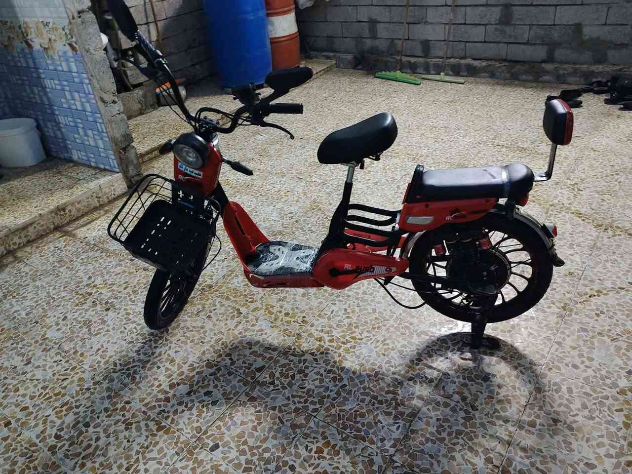 سلام وعليكم بايسكل شحن للبيع
لون احمر 
حجم 20
اربع نمر
طخم تواير
طخم باتريات 
سويج عدد 2
تشغيل عن بعد 
العنوان الموصل اليمن الهرمات 
السعر 250وبي مجال 
رقم الهاتف ***********
