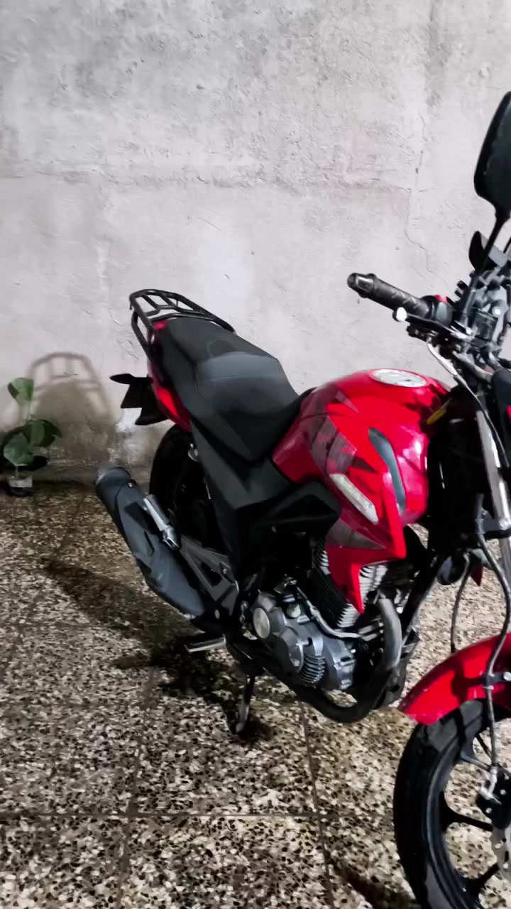 دراجه RK 200 للبيع 
دراجه مرقم اربيل وسنويه موديل 2025  تحويل ثاني يوم 
الدراجه زيرو بعدها ماشيه 6000بس 
مكفوله من كلشي برغي ممفتوح منها ومداريها من كلشي دهن وكاله امزويل 
بس المازده مشخوطه الاماميه مثل ما موضح بالصوره واشاره اليمنه الاماميه طاكه بسبب حادث .
كلشي مابيها ثاني .
مكينه 200cc 
.. صندوك موجود ..
..الستاند مال تلفون اصلي مانع اهتزاز وشحن واير وماك سايف .
..محوله شحن ثانيه موجوده  .
 .خوذه .
الدارجه سعرها 21 ورقه وبيها مجال للشراي 
مكاني بغداد الزعفرانيه 
***********
