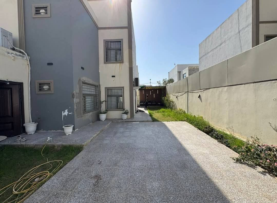 ٢٥٠م مربع اول 
وجه كربلاء قريب المول

فول اضافات
الحيطان معليهن الكابون

الشبابيك طابقين كتايب حديد

الطارمة كاشي 

ثيل + اشجار + ورود. الحديقة كلش حلوة

جلسة ايطالية بديل الخشب في الحديقة الخلفية ٣.٥*٣.٥ 

استقبال ٦*٤ بدل الحديقة الامامية مفتوح على الصالة باب خشب سلايد اصلي

جدران الصالة ورق جدران اصلي

تأسيس ماء اسالة للبيت

مخزن في السطح ٤*٢

تبديل مغسلة الحمام تعليك

الغاء حمام الاستقبال ووضع شباك عالطارمة

مع البيت مطبخ ايطالي طابقين حار وبارد مرمر+خشب اصلي

للاتصال ***********
