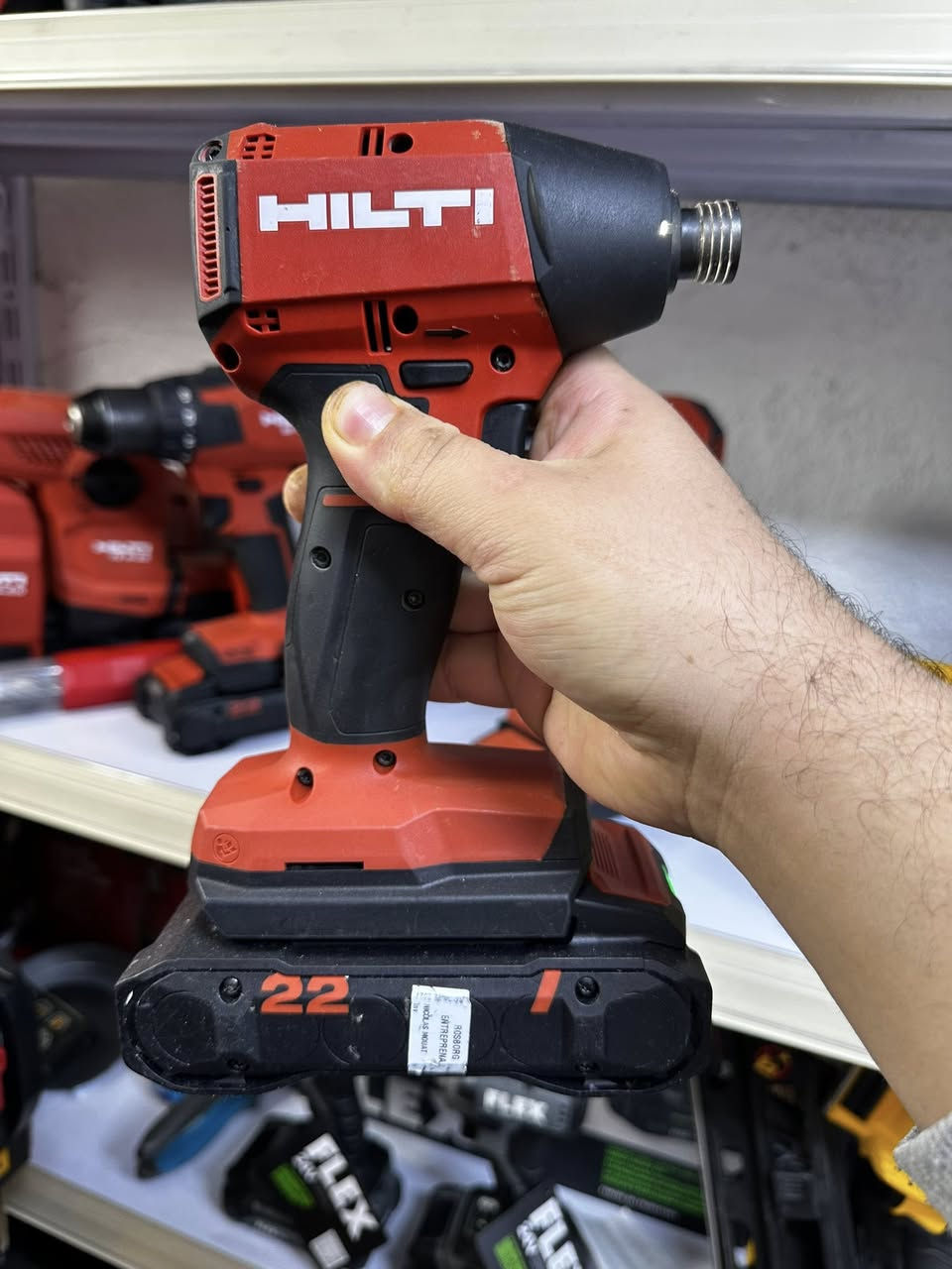 سلام و علیکم متوفر سیت من شرکە (هیلتی)نورون
معی 2 بطاریە اربعە امبیر و شاحنە 
توصیل موجود واتساب 
***********
