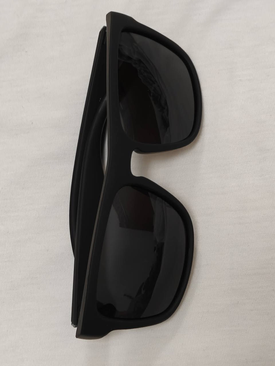 نظارات شمسية من ماركة شيمانو ( Shimano ).

تتميز هذه النظارات بتقنية البولورايزد (Polarized ): تحتوي على عدسات مستقطبة تساعد في تقليل التوهج الناتج عن انعكاس الشمس على الأسطح مثل الماء أو الطريق، مما يحسن الرؤية والراحة للعين.

 توفر حماية كاملة ضد الأشعة فوق البنفسجية الضارة، مما يقلل من مخاطر تهيج العين أو الإصابة بظفرة العين الناتجة عن التعرض المستمر للشمس.

السعر15


**إذا كنت صاحب هذا الإعلان وتريد حذفه لأي سبب، رجاءا أرسل رسالة إلى الدعم الفني**