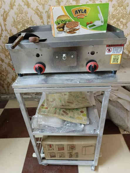 #شواية بركر ستل ستيل غير مستخدمه
#عجانه صناعيه سوري 10 كيلو غير مستخدمه ملف نحاس نظام متحرك وليس ثابت الجدر متحرك يطلع يتنضف ويرجع
***********
