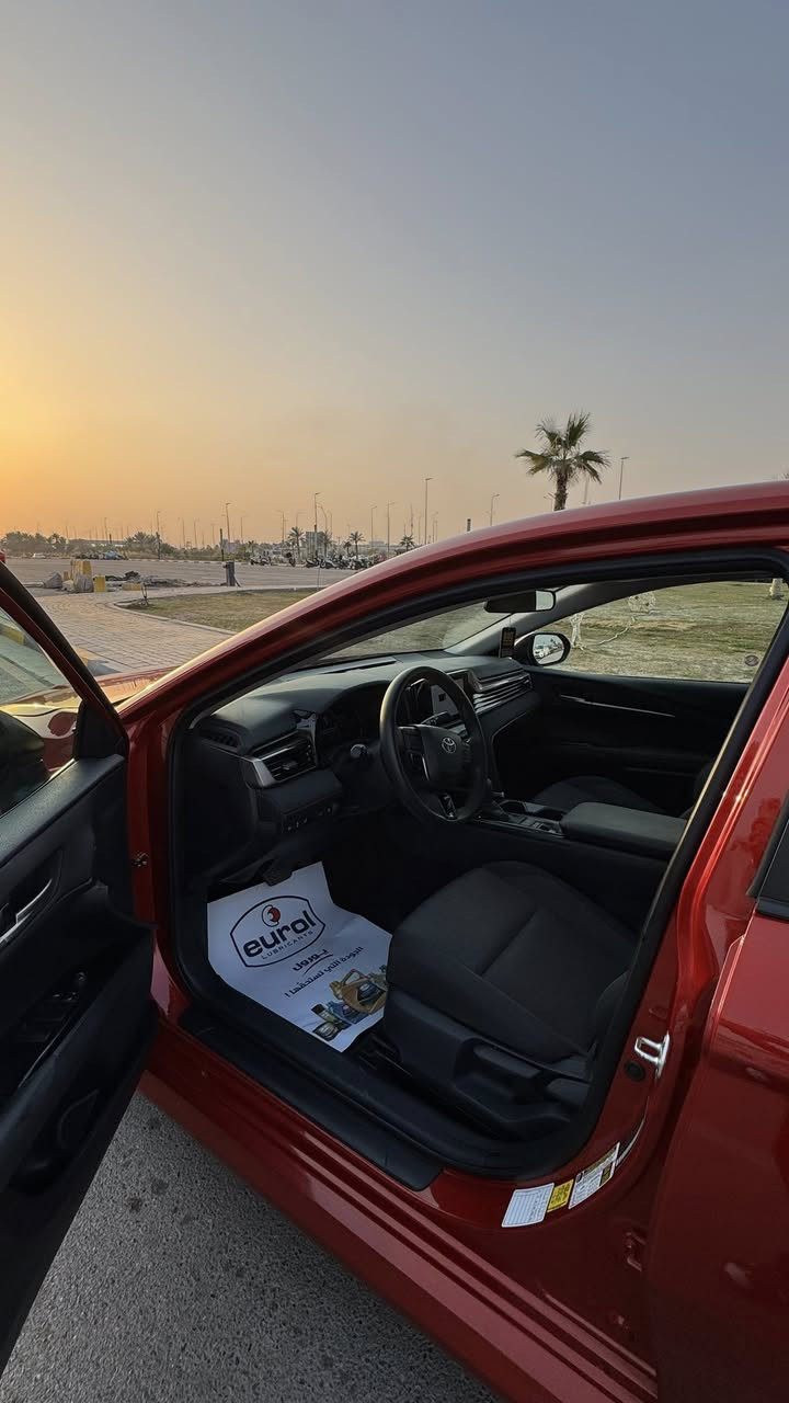 يالله
🚗 للبيع | تويوتا كامري LE موديل 2025 🚗
بحالة الوكالة – نظيفة جداً
بدون صبغ  فقط ربع دعاميه 
🔹 المواصفات الفنية:
 • محرك 4 سلندر 2.5 لتر
 • ناقل حركة أوتوماتيك
 • دفع أمامي
 • استهلاك وقود اقتصادي جداً

🔹 التقنيات والراحة:
 • شاشة لمس 
 • Apple CarPlay & Android Auto
 • نظام تشغيل بدون مفتاح (Smart Key)
 • زر تشغيل المحرك
 • مكيف هواء أوتوماتيك
 • تحكم بالمقود
 • شاشة معلومات متعددة

🔹 الأمان:
 • نظام مانع الانزلاق
 • نظام الثبات الإلكتروني
 • فرامل ABS
 • توزيع قوة الفرامل EBD
 • مساعد الفرامل BA
 • وسائد هوائية أمامية وجانبية
 • نظام تنبيه مغادرة المسار
 • رادار تفادي الاصطدام
 • مثبت سرعة ذكي  
            السيارة بدون شواصي 
بدون دواخل 
(بدون ايرباك) كلها سليمه 
• صيانة منتظمة
السعر  : 240  وبي مجال
📍 الموقع:بغداد / حي الجامعة
📞 للتواصل:***********

