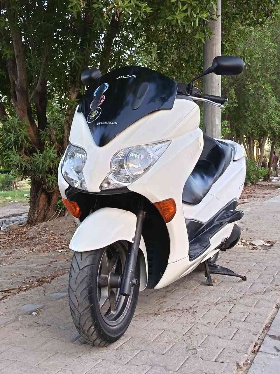سلام عليكم..... سعره مليونين
010 مكفوله من كلشي بيه نقص بس بك لايت خلفي جهه يسار و يده سايد بريك وبيه ملاحضات بسيطه بل كفر.... قايش جديد دسكات جدد وبنز كلج ستوني داكه سعره مليونين ونواقص نزلهن من سعره  مكاني نجف ***********
