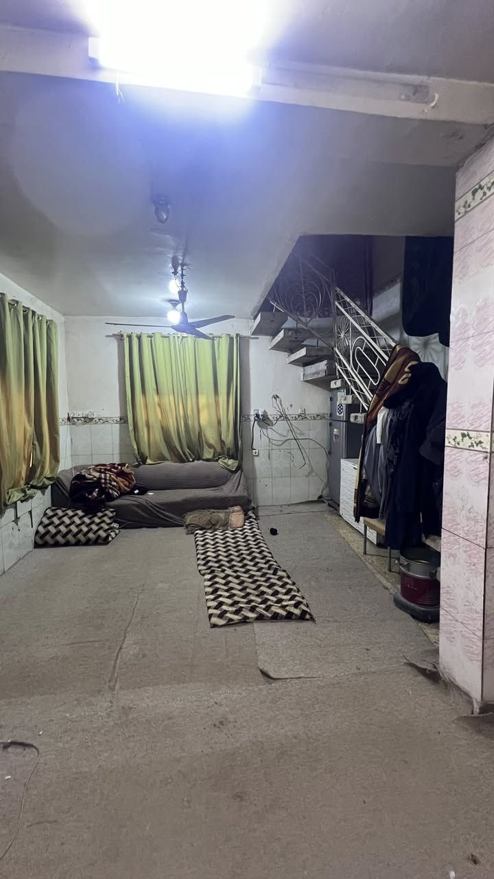 البيت للبيع 
المساحة 210 طابو صرف 
الموقع ع الجدول مجاور السوك مقابل بيت حجي خريبط 
يتكون من  غرفة و صاله ومطبخ واستقبال وطاردة وحديقة 
والطابق الثاني غرفه مع بيتونه كبيرة 
للاستفسار : ***********
