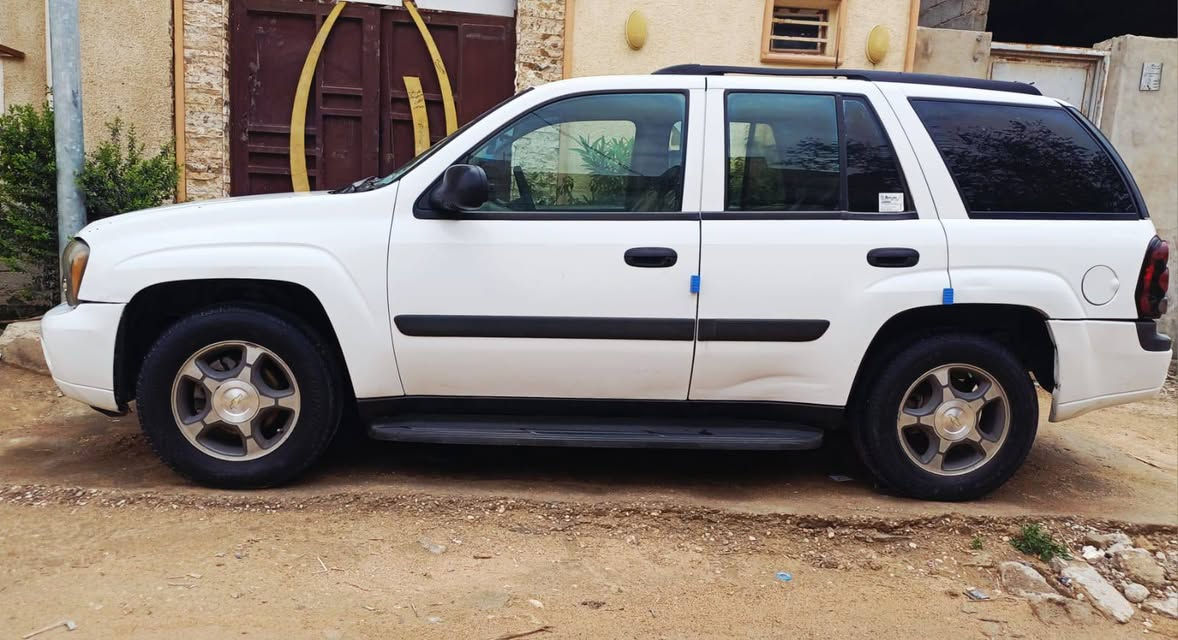 السلام عليكم بلايزر 2005 مزاد وزاره الداخليه تترقم بابل واصله معاملتهه السياره مكفوله المكان بغداد القاهره السعر 68وبيهه مجال الاتصال ***********
