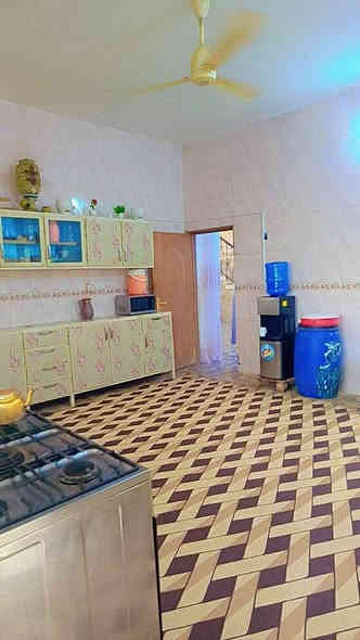 قطعه بمساحة 463 متر سند 25 اقرار محكمه مباشر بأسم المشتري يحتوي ع بيت طابقين بمساحة250 متر يحتوي ع 3غرف نوم مع صاله واستقبال ومطبخ وكراج سياره وحديقه في منطقه الحسينيه الجريه  --كريد--- بسعر 115 قابل للتفاوض للاستفسار ***********
