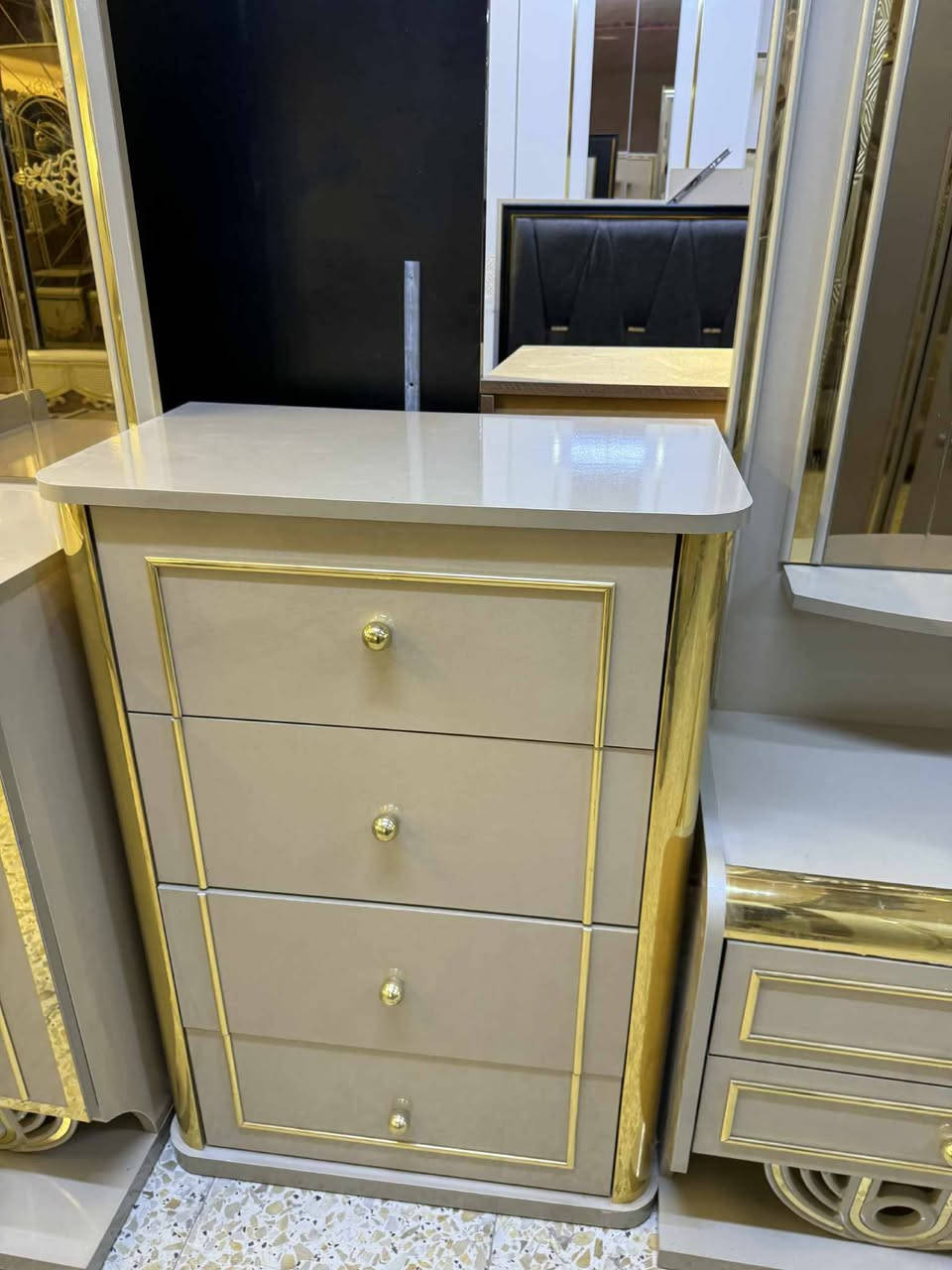 ✨ غرفة تركية ملكيه 👑 الاصلي مودرن ✨
🚪 نظام أبواب  11 قطعه بروفايل فاخر
🛏️ سرير ضهر بلوك بمخزن عملي جام برونزي انيق🫰❤️‍🔥
🧵 قماش وتر بروف أصلي 
✨ نظافة 99💯
🚚 شد ونقل مجاني داخل بغداد
📦 توصيل للمحافظات بأسعار رمزية

📍الموقع بغداد الجديدة
📩 للاستفسار راسل خاص 🫰❤️‍🔥


**إذا كنت صاحب هذا الإعلان وتريد حذفه لأي سبب، رجاءا أرسل رسالة إلى الدعم الفني**