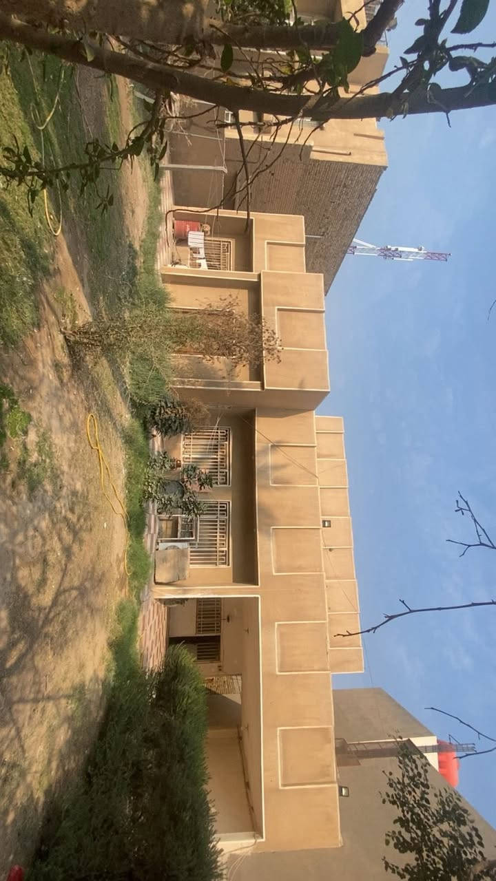 السلام عليكم
دار للبيع في الحلة حي الكرامة خلف مجمع السرور مباشرةً .

1-المساحة 453 وربع.

2-يحتوي على طابقين.

3-حديقة كبيرة جدآ.

4-كراج يتسع 3سيارات.

5-ممر حول البيت وبي حديقة .

6-بناء قديم ولكن حالة البناء جيدة جدآ.

7- البناء مسلح كونكريت.

8يحتوي الطابق الأول على غرفة وهول وكلدور وصالة ومطبخ ومجمع صحيات .

9-الطابق. الثاني غرفتين وبيتونة وسطحين .

لل استفسار الأتصال على ***********واتساب
