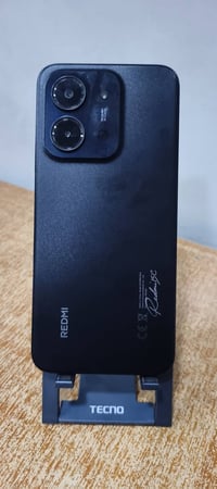 ريدمي 15c مستعمل  بي شخط بالشاشة بسعر 90 الف نقدا فقط ذاكره 256 مع رام...