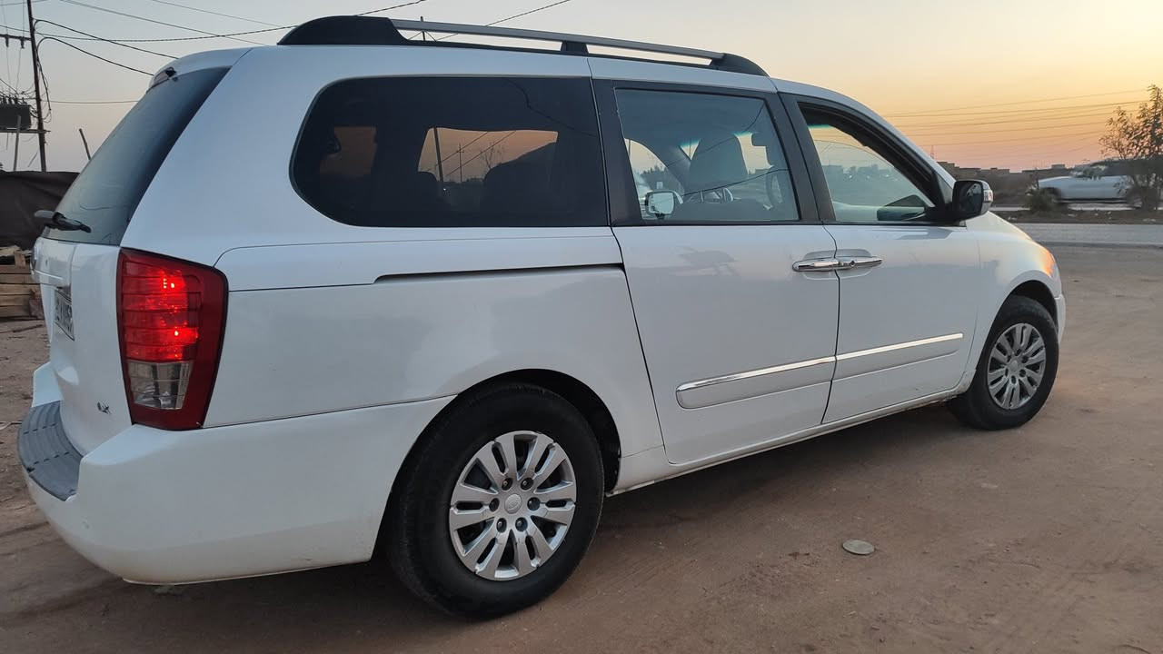 السلام عليكم.  سيدونا موديل2008للبيع
جديده وجاهزه من كلشي 
ماشيه 103 حادث فقط الجاملغ الخلفي ونص البنيد صبغ 
مكينه كير حداديه تخم تاير تبريد دواخل كهربائيت كلهه فول رقم بغداد 
***********
