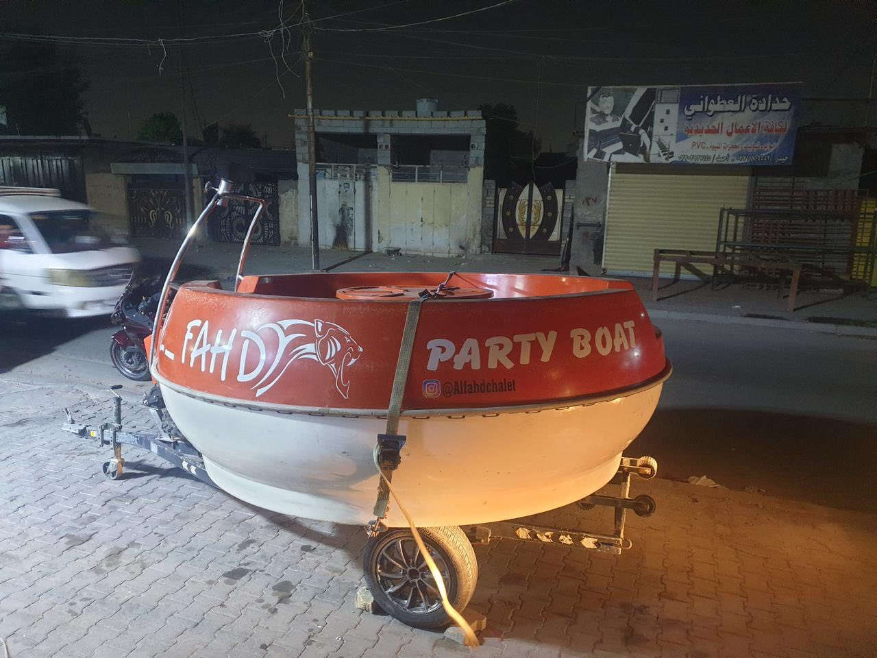 للبيع زورق دائري يحتوي ع ميز طعام مع محرك ياماها ياباني حجم ٢٥ cc 
***********
