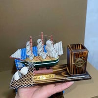 سفينة شراعية خشب • حامل أقلام مكتبي • صنع يدوي