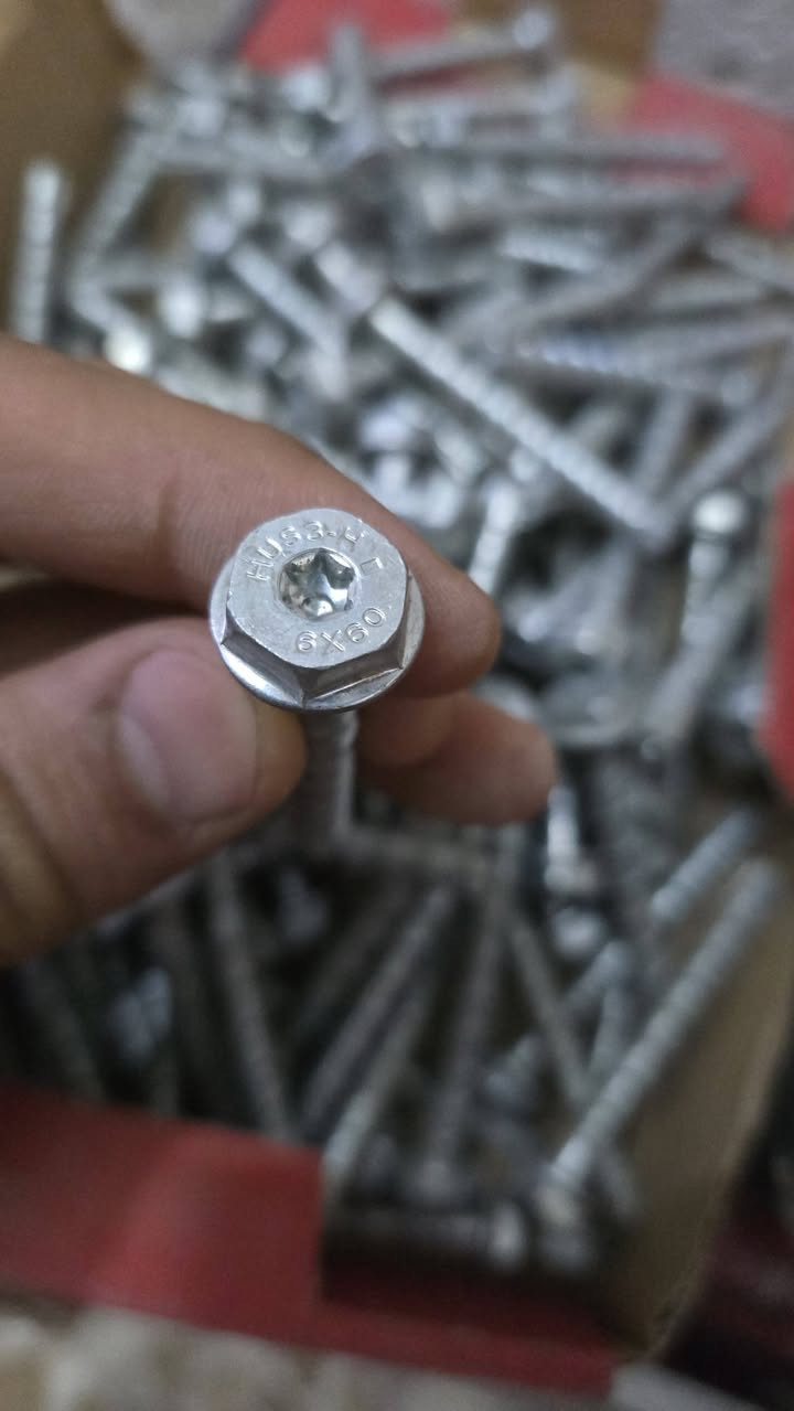 للبيع برغي بهاذه الشكل وزن سعر الكيلو ١٢ الف للمفرد المتوفر  ٢٠ كيلو ..***********
