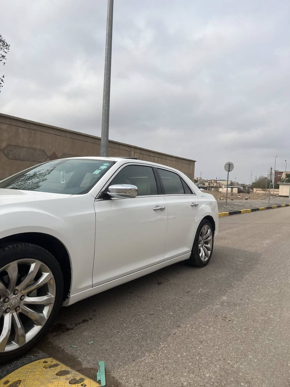 السلام عليكم 
كرايسلر اوباما 2016 كلين تايتل 
C 300 
فول فول مواصفات  
محرك ٣.٦ سته سلندر  تو ويل 
بانوراما  ماشيه 93 mi 
بصمه تشغيل عن بعد / شاشه كبيره 
نظام CarPlay / نظام خرائط / سستم
ستيرن كهرباء
ستيرن و كشن تحكم
كامره خلفيه 
مري تدفئة 
قيادة اليه 
داخل جلد أبيض 
كشنات كهرباء كشنات تدفئه تبريد 
ميموري كشنات
برده خلفيه 
نظام sport وضع رياضي 
منظومة  زنون الالمانية
تبريد قطعتين 
كروز سرعه 
السياره جديده بدون نقص 
السيارة رقم اربيل سيارة ***********

مكان السيارة البصره السعر 255
