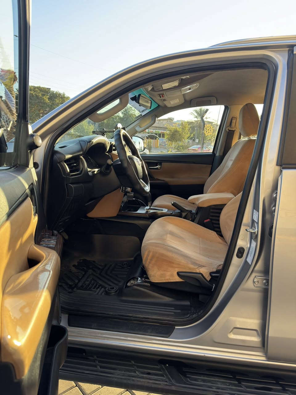 السلام عليكم ورحمة الله وبركاته 
فورچنر 2016 خليجي وكاله الساير  
بيها قطعه وحده صبغ 
مواصفات
شاشه اندرويد +كامره خلفيه 
تحكم ستيرن 
تبريد مركزي 3 قطع 
مكينه 2.700    4 سلندر 
دواخل مخمل 
الممشى - 189 الف كيلو 
 رقم بغداد تحويل مباشر 
رقم جديد وهزه جديده 

للأستفسار/ ***********
