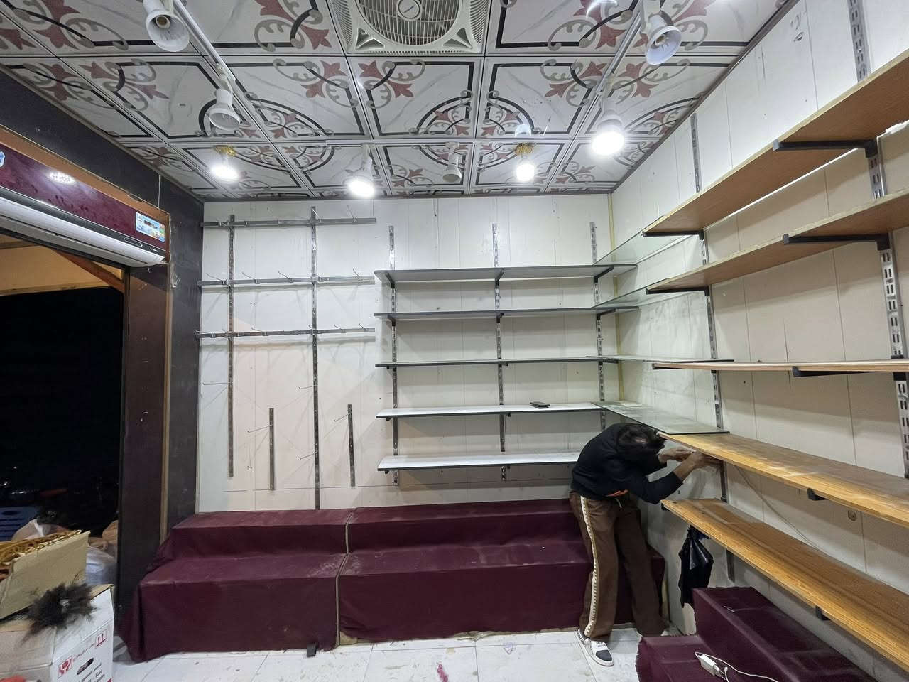 السلام عليكم رفوف جداريه ورفوف مدرجه الحمر للبيع تعاليك وسبلت وكل وستانات وهوكات كامله للبيع اكو رفوف جام واكو خشب اكو طول 200واكو 240واكو 100وعندي لعابات نص النص نسائيه كلهن للبيع الشراي يتصل وبي خير ويدلل مكاني سوق الشيوخ وعندي سلات طن ونص للبيع الحافظ رقمي بي واتساب ***********
