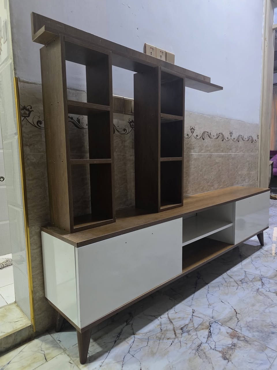 ميز بلازما مع رفوف نظييف كلش شخط مابي والخشب مالتة mdf الاصلي
  نقصة فقط اليدة مال باب 
طولة 180cm 
رايدة ب65 وبي مجال 
رقم واتساب  *********** 
انستا 0.32223
لو على حسابي بالخاص
عنوان كركوك شارع بلدية مقابيل مسشتفى جمهوري
