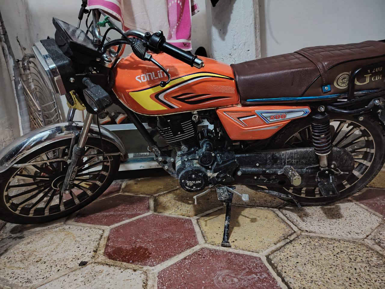 السلام عليكم ٤كير موديل ٢٥ للبيع شراي يتصل ع رقم وعيوني اله ممتواجد ع النت *********** مثل مشوفون بصوره شويه وسخه سبح ماكو 😂
