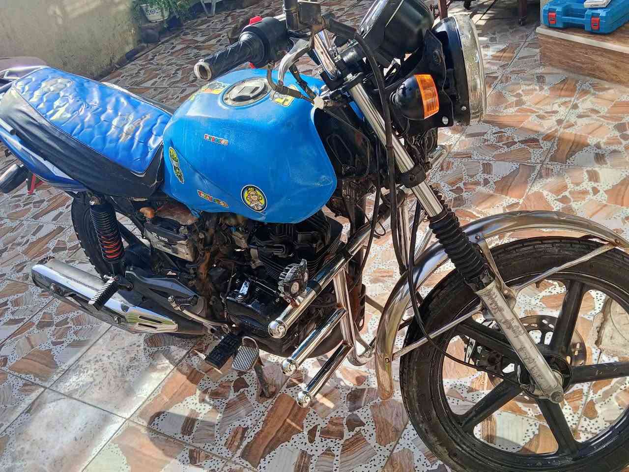 السلام عليكم دراجة سيام كوري 140 5 كير 1جوة و 4 فوك موديل 2017 دراجة خير من الله محرك وكير مكفول مثل ما واضح بالصور السعر 450 وبي مجال بسيط للتواصل مكاني بغداد شاطي التاجي ***********
