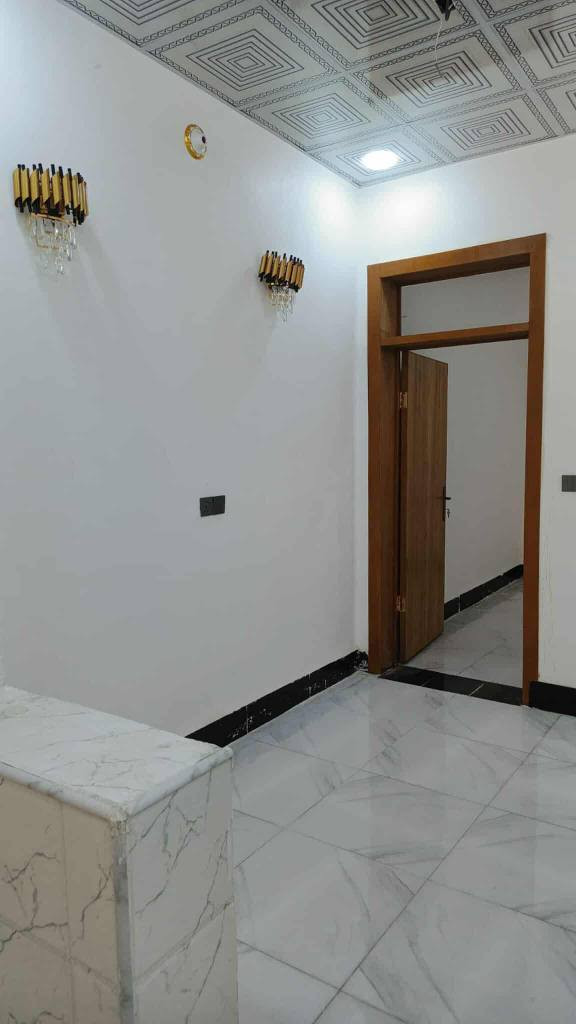 الســلام عليــكم /يعلن مكتب النور العقار عمود262
🔵يوجد بيت بمساحه 50 m

  طابو زراعي 

🔵بناء اساس وسقف صب مركزي +طابوك +سيراميك 

🔴ملاحضه البيت تسليم مباشر  

🔵خدمات ماء كهرباء مدارس سوق مراكز طبيه 

بناء حديث ودرجه أولى جاهز للسكن 

بسعر19💲 وبيه مجال  يحتوي البيت عله غرفه وصاله ومطبخ وحمام
 موقع مميز مقابل ملحق قريه الغدير عمود  

للستفسار اتصال او واتساب 
‏‪***********
اتصال النجف, العراق
