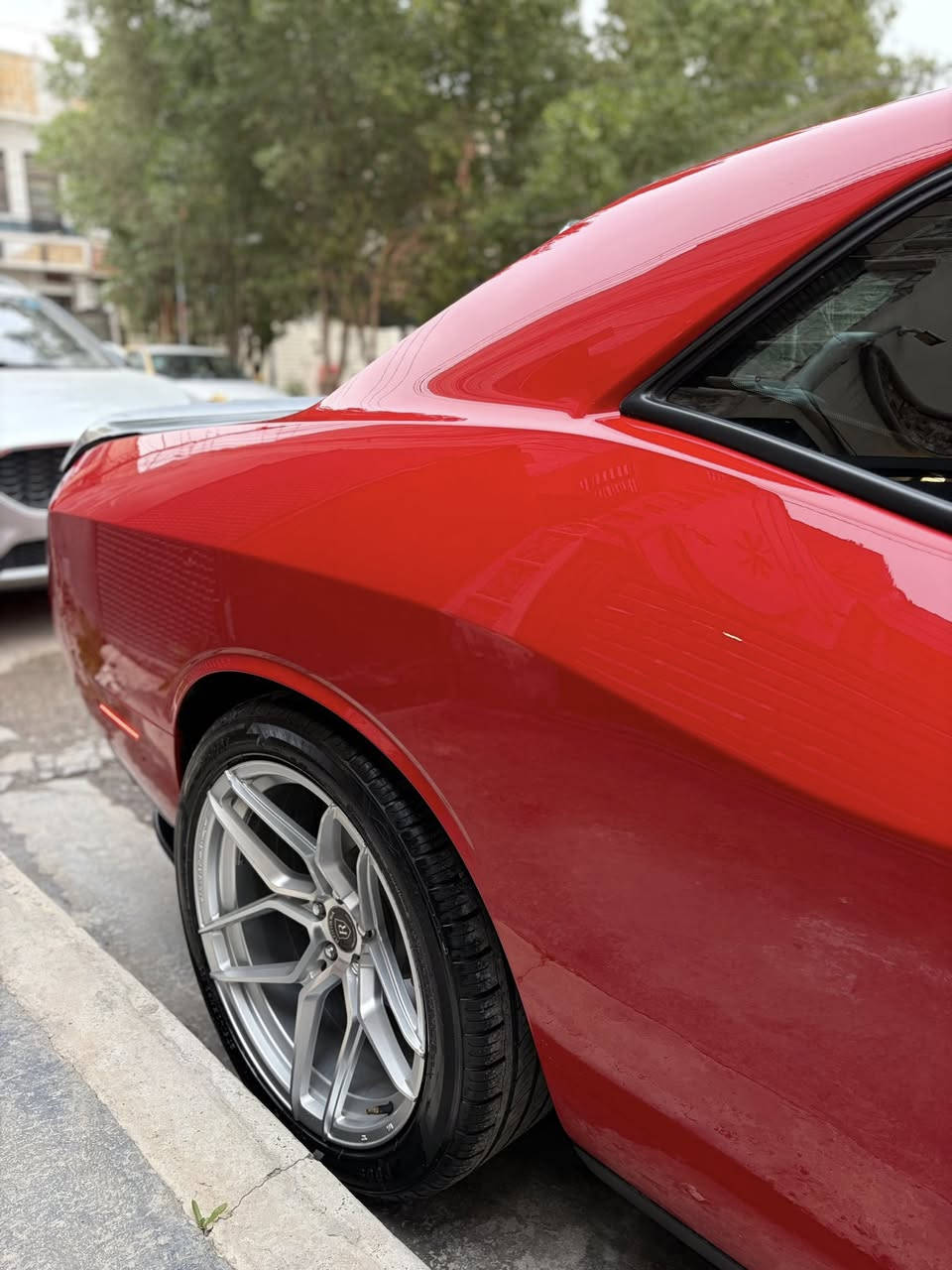 السلام عليكم اخوان 
جالنجر 2019 v6 
لون احمر طماطه 
رقم بغداد بأسمي 
ماشيه 70 
فول مواصفات 
فتحة (سلايد)
جلد
تبريد وتدفئه كشنات 
هيتر ستيرن 
عليها ويل روهانه سلفر 
منضومة زنون كامله 
بيها جاملغ امامي عكس السايق وبارد باب السايق 
مكفوله من الشواصي واللغود والايرباك 

مكاني السيديه او حي العدل 
*********** 
السعر 215
ممتواجد ع فيس خابرني وتشلع عيوني
