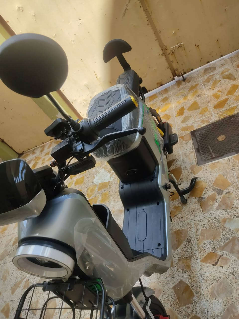 السلام عليكم
دراجة R9
دراجة جديدة مستخدم أقل من أسبوع 
نضيفة بمعنا الكلمة كلشي بيها عل فحص وشرط 
ملف1200عل فحص بطاريات مسطرة كبار عل فحص 
أربع سرعة 
شاشة دجتل تحديد لاعطال وكلشي يبين بيها 
يشاير يمين يسار رباعي لايت عالي ناصي نشرات 
انضمة تشغيل 
كارت2
شويج2
بصمة 1
الدراجة لاشخط ولا جلخ بيها مشحونا 5 مرات فقط 
أبيعك من أضغر برغي إلى أكبر برغي على فحص ما مفتوح ..السعر 525مجال حك جيتك وتدلل 
مكاني موصل لأيسر مدخل دوميز 
***********
