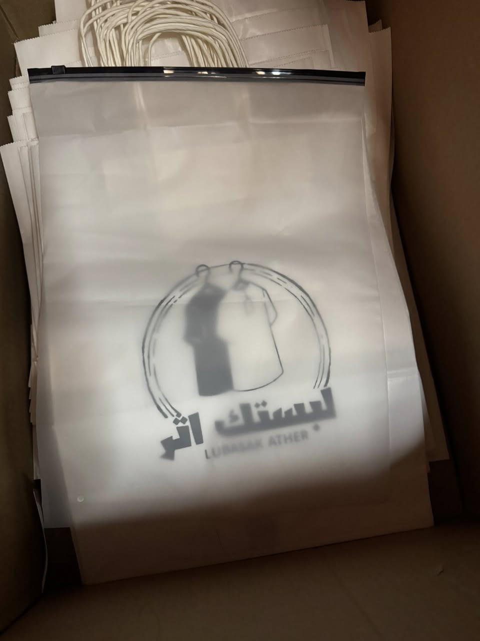 السلام عليكم مكبس حراري 40*40 ويا طبعات وعلاليك شي ان وعلاليك ورقيه وخلفيه بكراون حمره واكو كم تشيرت وكم هودي وشغل مرتب وانطيك كل تفاصيل حتى شغلك يصير مضبوط 100% اعلى شغل متواجد فيس و واتساب 
***********
