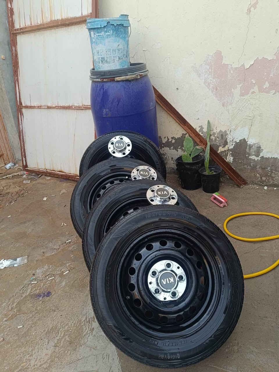 سلام عليكم وياله فول نضافه تايرات جدد ماشيات قليل وياهن كبات 
عنوان النجف الاشرف 
رقم ***********
سعر 220 وبيهن مجال قليل
