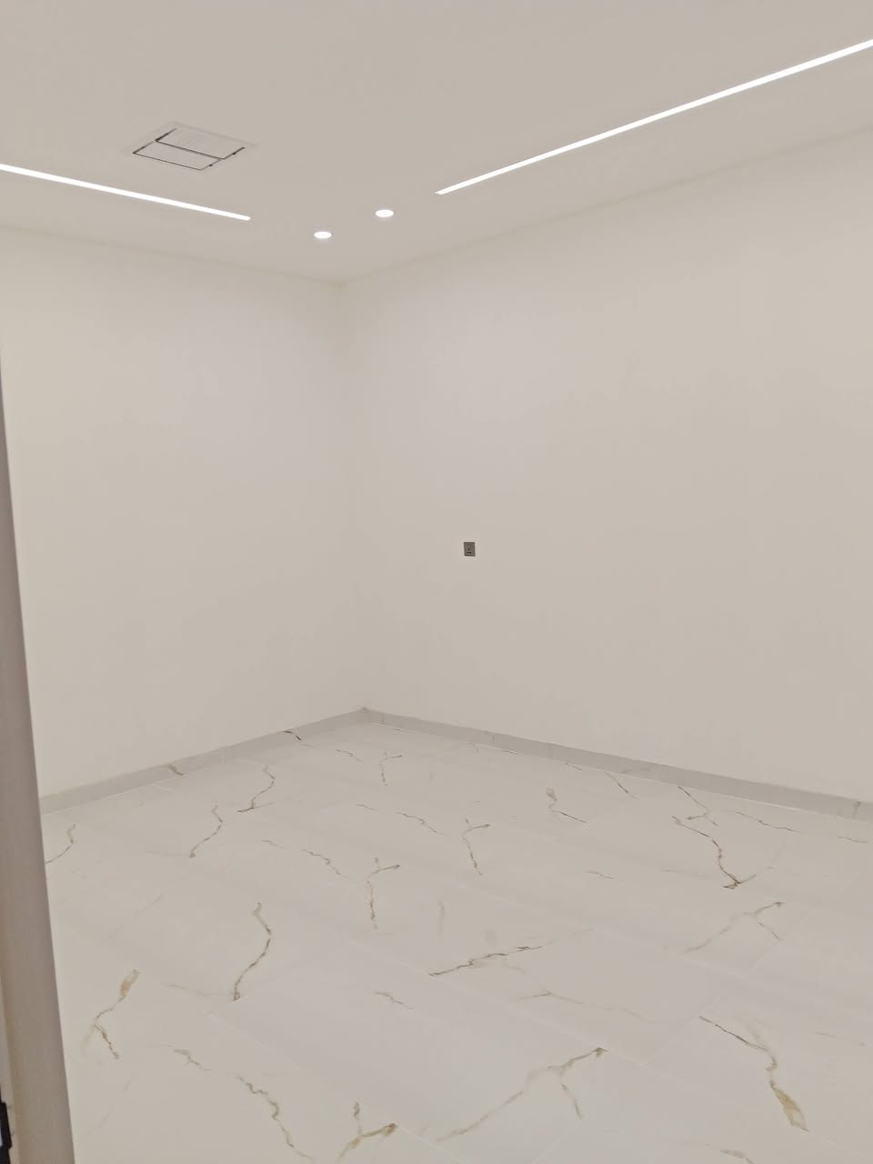 *🏡 دار للبيع -حي عدن خلف مدينة الالعب مباشر - كركوك*

*المواصفات:* نظام دكتات ومغربي 
- *المساحة:*150متر الواجه 10
- :*طابقين بناء حديث 100% الطابق الاول صاله وربعه وغرفة نوم مطبخ حار بارد وصحيات خارجيه وداخليه
- الطابق الثاني ثلاث غرف نوم وصحيات
- *السند:* طابو صرف ✔️
- *الموقع:* مميز جداً، شارع 20متر

*المميزات:*
📍 موقع استراتيجي وهادئ 
🏡 راحة وخصوصية وفخامة 
*للاستفسار:*  السعر مراسلة الصفحة او
الاتصال ***********

