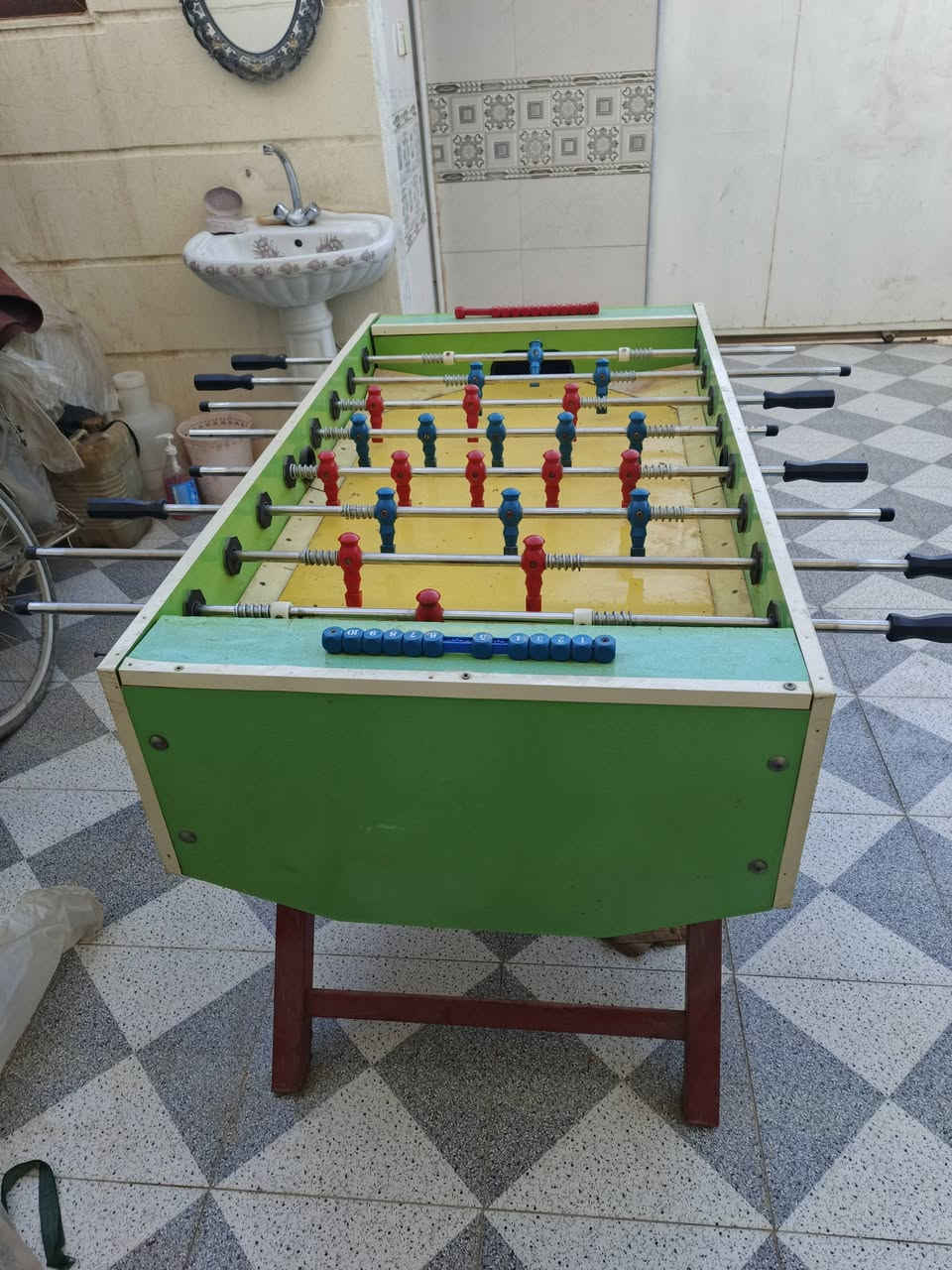 سلام عليكم 
فيشه للبيع السعر 100الف قفل 
العنوان ديالى المقداد يه سوق القديم
***********
