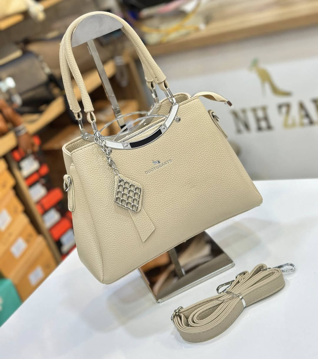 جديدنا من الحقائب النسائية 👜💼👝👛
جلد طري 3 خانات / السعر 20 الف فقط 💵✅

الموصل / الزهور - مجمع عزيز فتحي ط3 🌺💐🥰🥀

تألقي بآجمل اطلالة وحصريا لدى NH ZARA 🥰💕

يفتح المحل يوميا من الساعة 11 صباحا لغاية 10 ليلا ⏰⏱️


**إذا كنت صاحب هذا الإعلان وتريد حذفه لأي سبب، رجاءا أرسل رسالة إلى الدعم الفني**