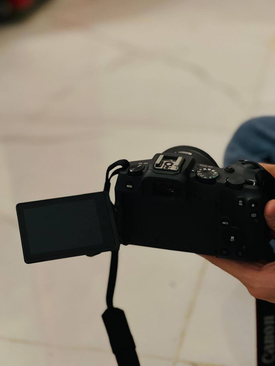Canon EOS RP كاميرا
🔹 مستشعر Full Frame بدقة 26.2 ميگابكسل 

🔹 تصوير فيديو 4K (لكن بيه قص Crop) 

🔹 نظام فوكس Dual Pixel AF سريع ودقيق 

🔹 تصوير متواصل: 5 صور بالثانية 

🔹 شاشة متحركة (ممتازة للفلوگ والتصوير بزوايا صعبة) 

🔹 ISO عالي يوصل لحدود 40000 (مناسب للإضاءة الضعيفة)

الكاميرا نضيفه جدا جدا واستعمال قليل  شخط مابيه وياهه عدسة 50 mm rf + بطاريتين مال كاميرا وحده ثانيه الاصليه
السعر 900 الف
  تواصل الاستفسار على الخاص


**إذا كنت صاحب هذا الإعلان وتريد حذفه لأي سبب، رجاءا أرسل رسالة إلى الدعم الفني**