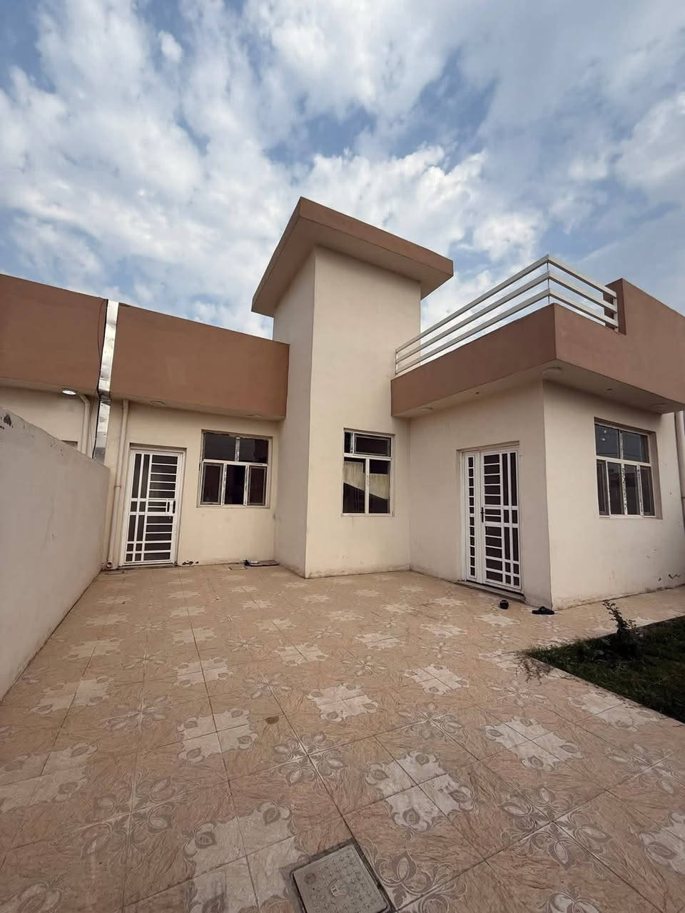 للإيجار – بيت جديد غير مسكون
📍 الموقع: مجمع الصفوة، مقابل معهد ابو غرق
🏠 المساحة: 200 متر (غرفتين /صاله /صحيات داخليه وخارجية /وهول /ومطبخ /مناور /كراج /حديقة)
سعر الإيجار: 350 ألف
للاستفسار واتساب 👇🏻
‭٠٧٧٢ ٤١٢ ٦٧٧٥‬
‭٠٧٦٠ ١٠١ ٧٤٨٤
