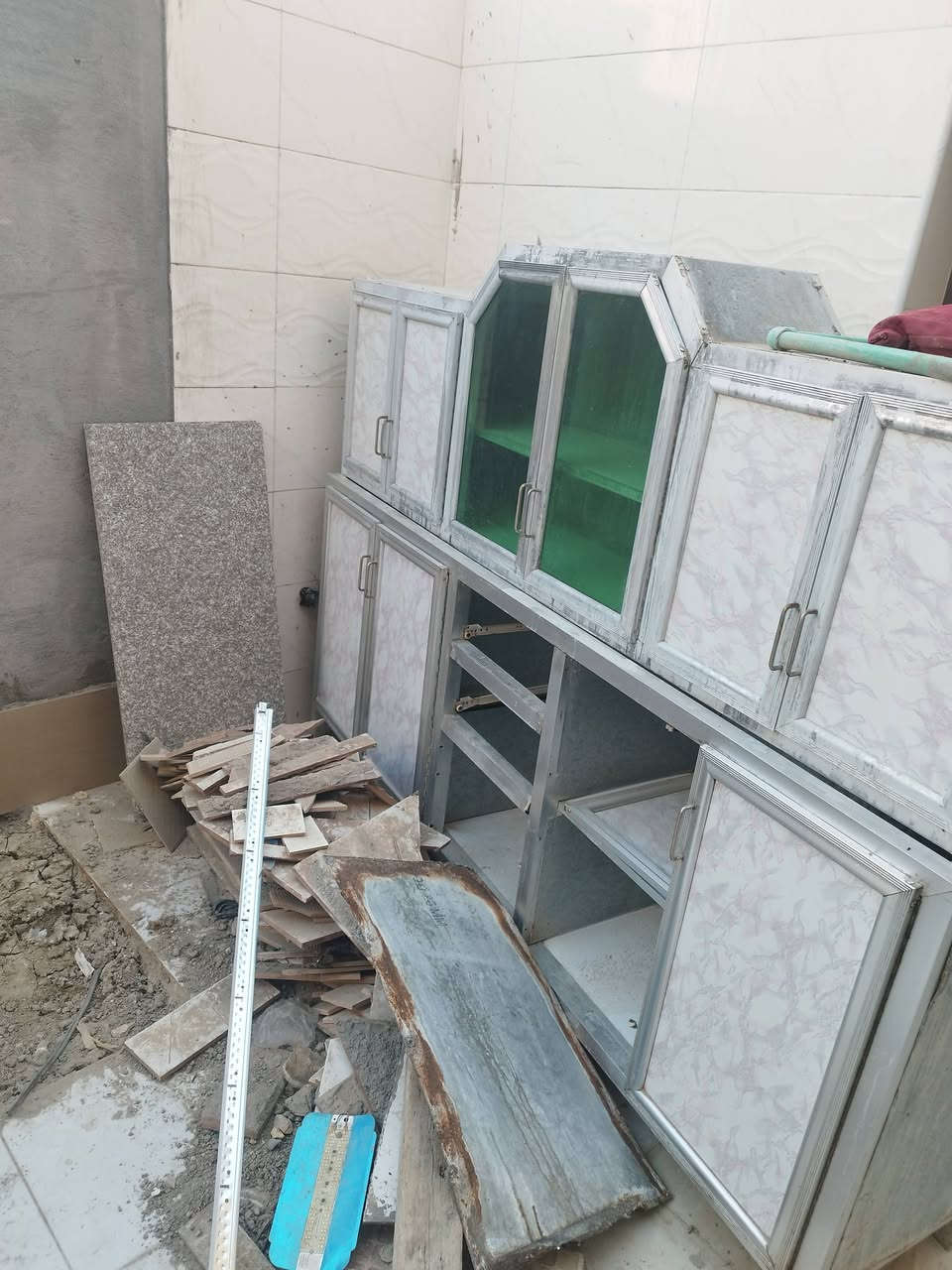 بيع مستعجل كاشي موزايك نضيف اخو الجديد 
كاونتر 3 قطع المنيوم قطعتين مرمر المجرات والباب عوزهن شد فالتات 
***********
