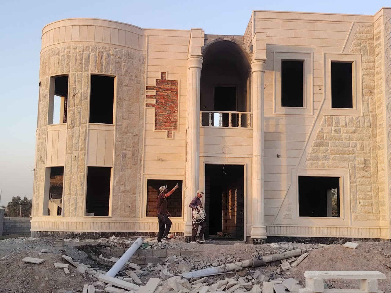 سلام عليكم  خوان  شغل واجهات لي يحتاج كوبنات شبابيج حف ودرز بسعر مناسب الي حب يتصل***********
