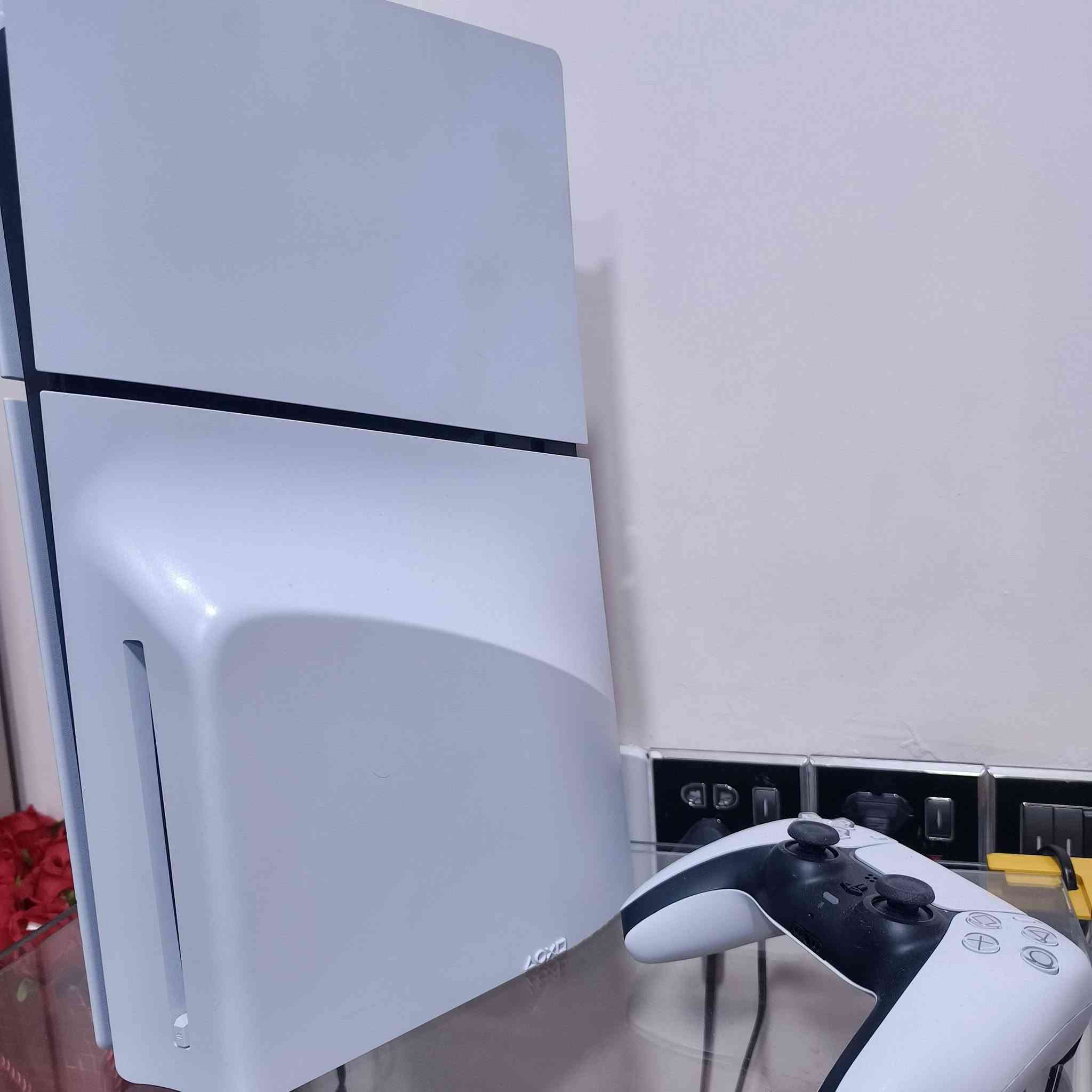 Ps5 للبيع مع كامل ملحقات سلم
مشتري ما صال شهرين مستخدم اقل ٩٠ ساعه فقط اخو جديد سبب البيع لعدم الفراغ 

المحتويات

١ كارتونه 
٢ يو بي اس ( رايزن ) ٨٥٠ 
٣ توصاله HD
٤ توصاله البور
٥ جوستك الاصلي يجي وي جهاز
٦ قرص رزنت ايفل ٢ ريمك 
٧ قرص رزنت ايفل ٤ ريمك
٨ فيفا ٢٦
٩ فيفا ١٩
١٠ جوستك اضافي ps4 

المكان النجف الاشرف ـ الكوفة
سعر يشمل كل المحتويات

الاستفسار *********** متواجد على الخاص
