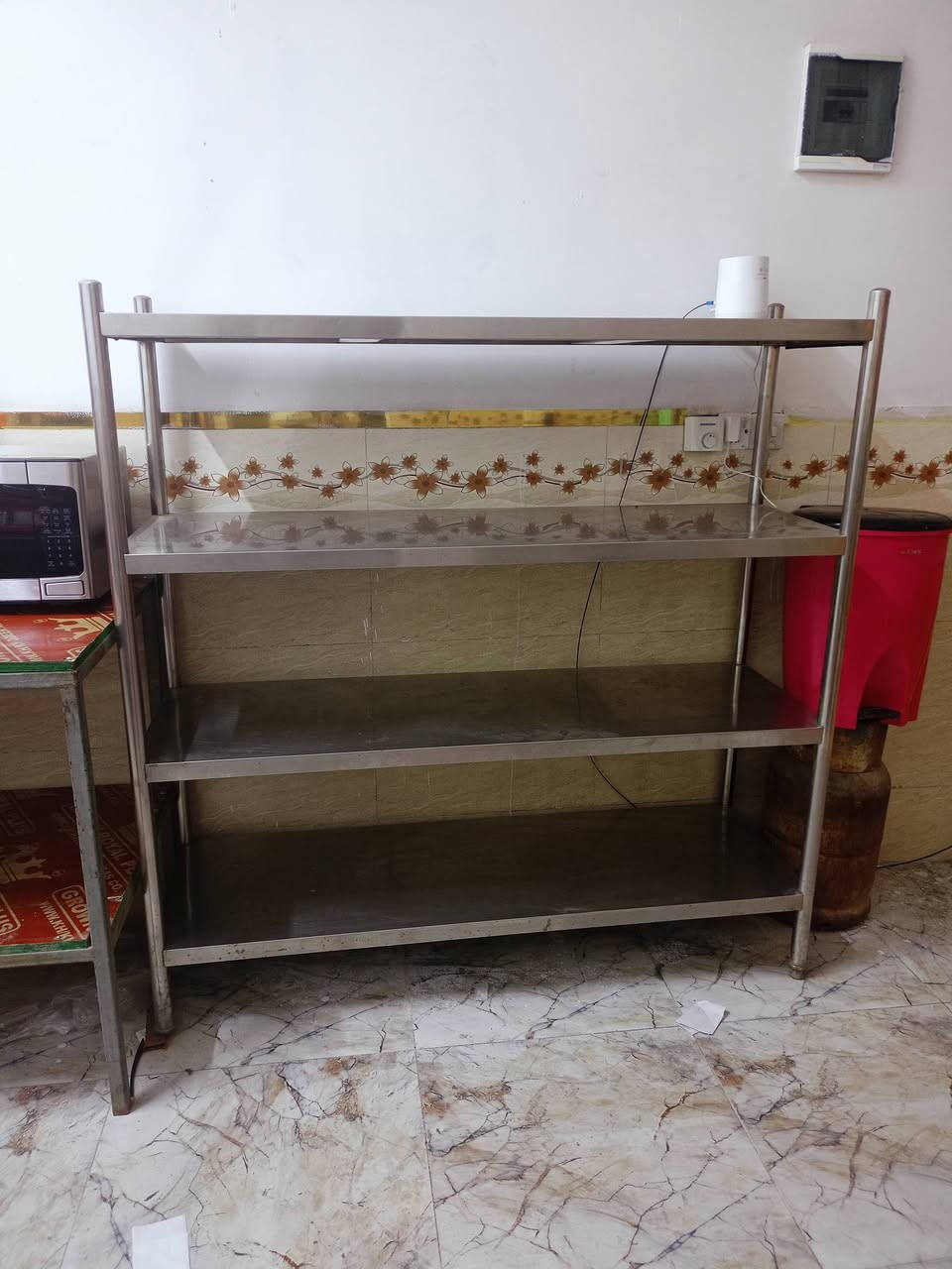 للبيع جديد استخدام شهر فقط
جريل برجر 
سينك 
رفوف ستيل 
مجمدة 
طباخ 
طفاية حريق
قنفات عشر مقاعد
مايكرويف 
ثلاجة 
عصارة برتقال 
الاستفسار 
***********
