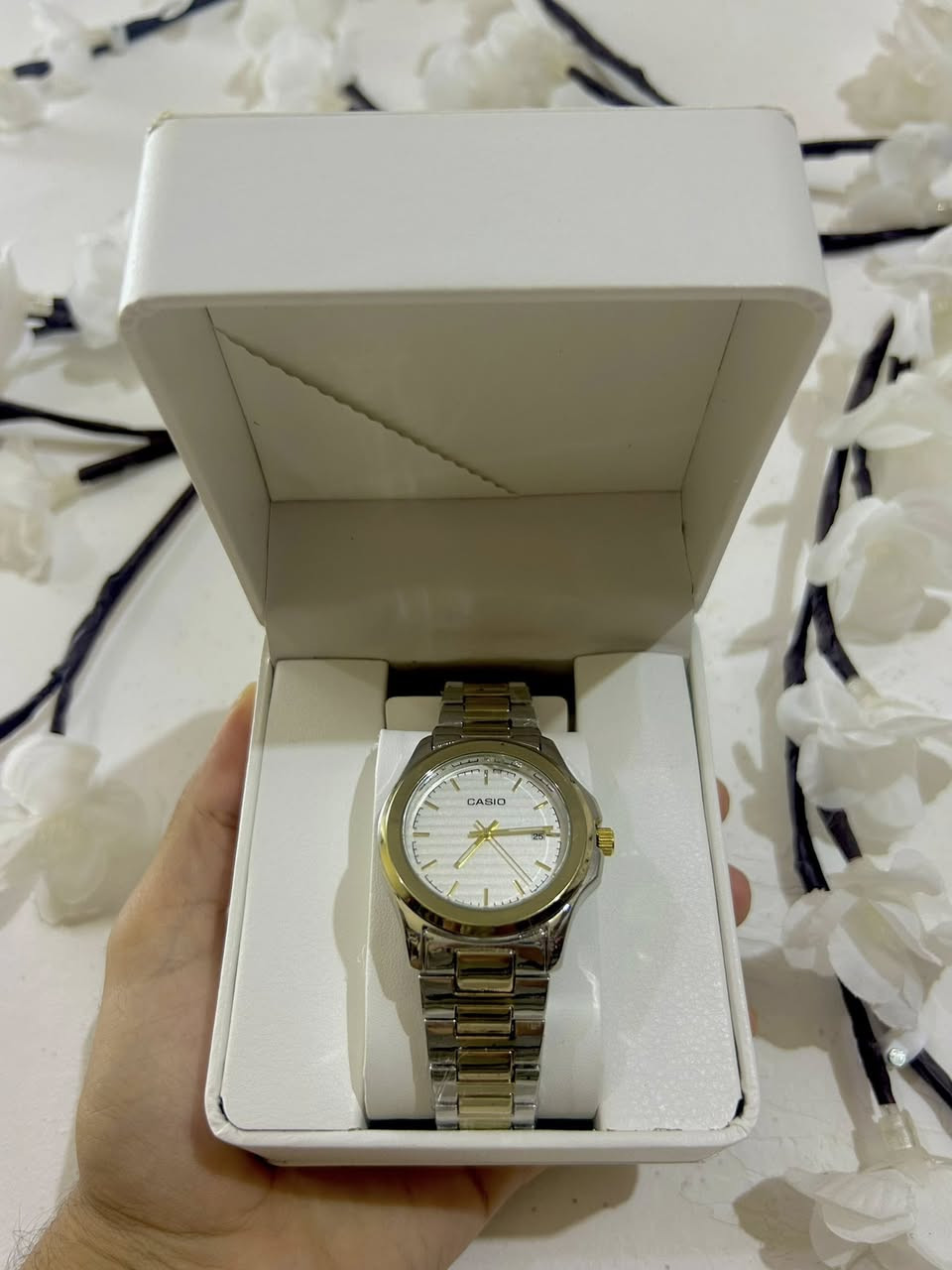 الجمال الكلاسيكي من كاسيو.. بلمسة ذهبية ملكية! ✨⌚
لمحبي الأناقة الهادئة، وفرنا لكم ساعة Casio (درجة أولى) بتصميم "التونين" الفاخر، مينا أبيض مخطط يعطيك فخامة بكل حركة.
✅ سوار مقاوم للصدأ (ستانلس ستيل).
✅ عرض التاريخ بدقة.
✅ تأتي مع الباكت الأبيض الفاخر (مناسبة جداً كهدية).
💰 السعر: 35,000 دينار فقط.
🏍️ التوصيل: متوفر الآن لكل مناطق البصرة.
📍 الموقع: البصرة - متجر النخبة.
للحجز: ارسل صورتها خاص أو علق بكلمة (تم) ونوصلك التفاصيل.


**إذا كنت صاحب هذا الإعلان وتريد حذفه لأي سبب، رجاءا أرسل رسالة إلى الدعم الفني**