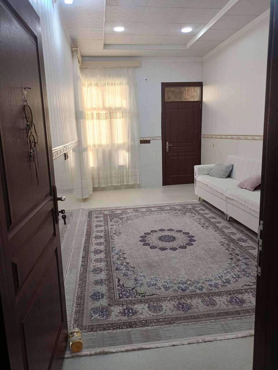 خانوو بۆفرۆشتن ڕزگاری گەڕکی سەنگاویەکان نزیک مزگەوت پیشەوا خانوەکە لەکوڵان نیە فەرعی ڕەیسیە نزیک جادە خاوەنی لەبەرپیویستی ئەیفرۆشێ ماڵی دۆستە بازاری نیە بەتایبەت بوخوی دروستی کردوە کامل متروبیست کاشی سبی سەرەوەی کاشیکەش پلاستیکە کامل تکدی موبەریدەی بۆکراوە هیچ نوقسانی نیە خانوەکە تازەدروست کراوە ڕوبەری خانوەکە 120مترە کوڵانی تازە مەجالی خەریکە بۆئەکرێ نرخی خوار بازاڕ ئەیفرۆشێ  دوو دفتەرو نیو مەعامەلە ژمارەی خاوەنی خانو ***********
