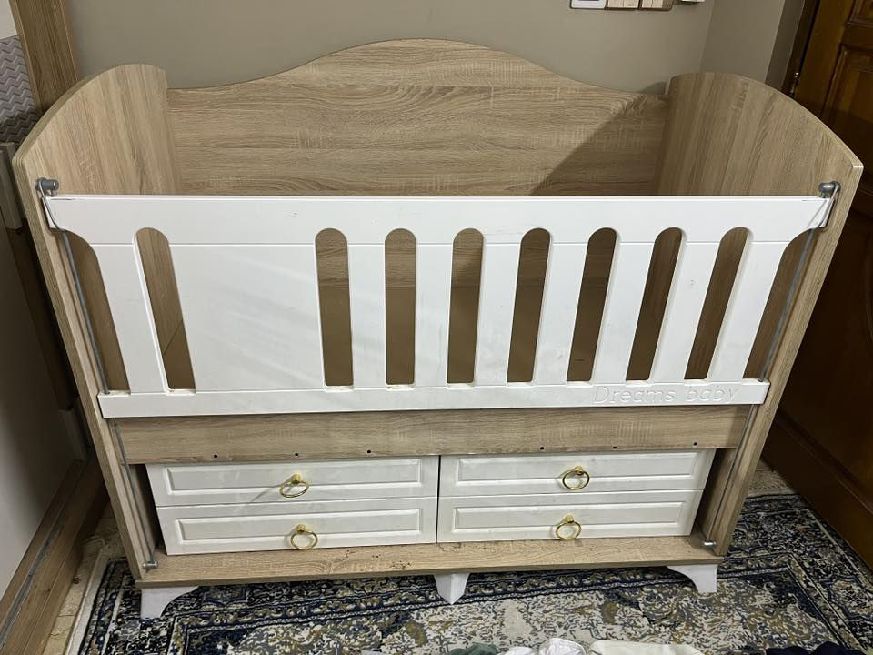 سرير طفل  خشب للبيع بسعر مغري 
قياس الدوشك الداخلي130*70 سم 
قابل للحركة مثل الكاروك 
بوابة امامية متحركة اسفل و اعلى للحماية
يحتوي على 4 جرارت 

الهدايا  
دوشك اسفنج سمك 10 سم 
و مفرش و مخدة صغيرة
وفايبرة  جديدة (الخشبة اسفل الدوشك) 

يوجد خدمة توصيل داخل بغداد
للتواصل
***********
