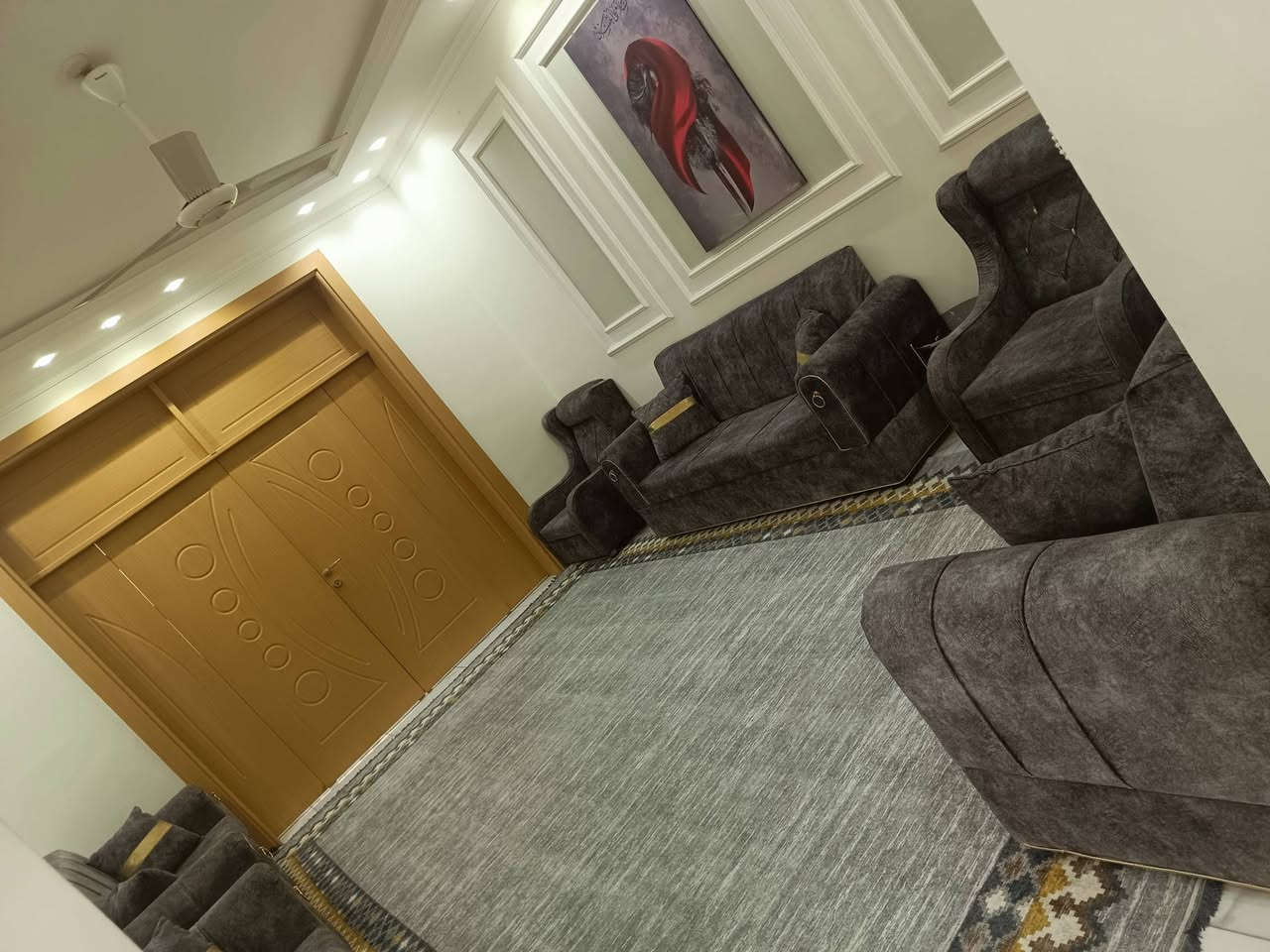 السلام عليكم بيت للبيع في مجمع الكرار مساحة ٢٠٠ متر متكون من غرفة أو صالة أو مطبخ او استقبال أو غرفة بالطابق الثاني بيت نظيف يبعد عن السنتر شارع واحد شارعة ١٢ تبليط مجاري إنترنت ضوئي مطلوب للمصرف ٥٠ مليون تسديد بالشهر ٢٤٥ البيت مرحلة أولى اي استفسار الاتصال على الرقم ***********
