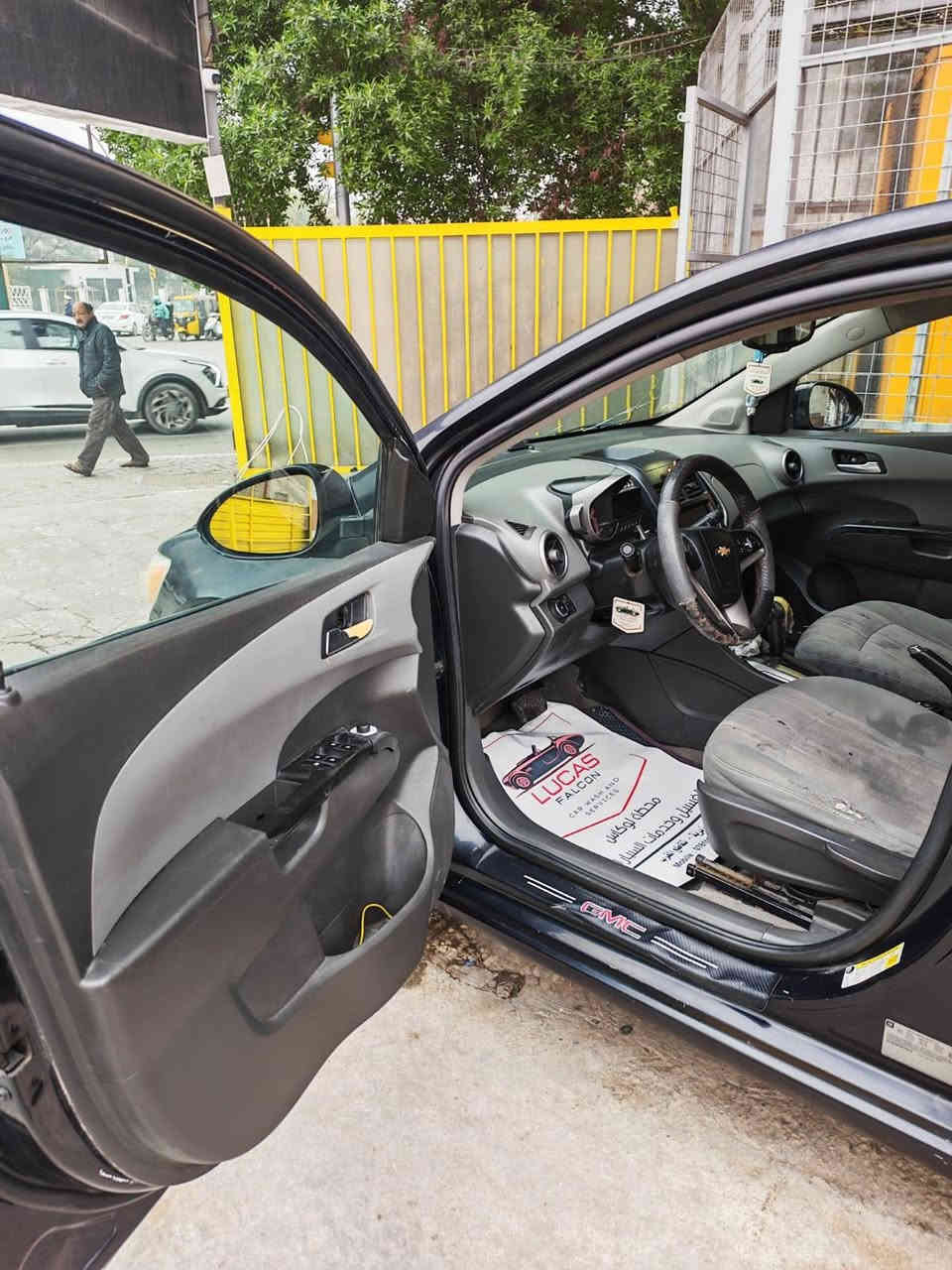 السلام عليكم عندي شوفر سونك للبيع فقط بيهة ضربه بالباب الخلفي تدفئه تبريد شغال للاستفسار ***********
