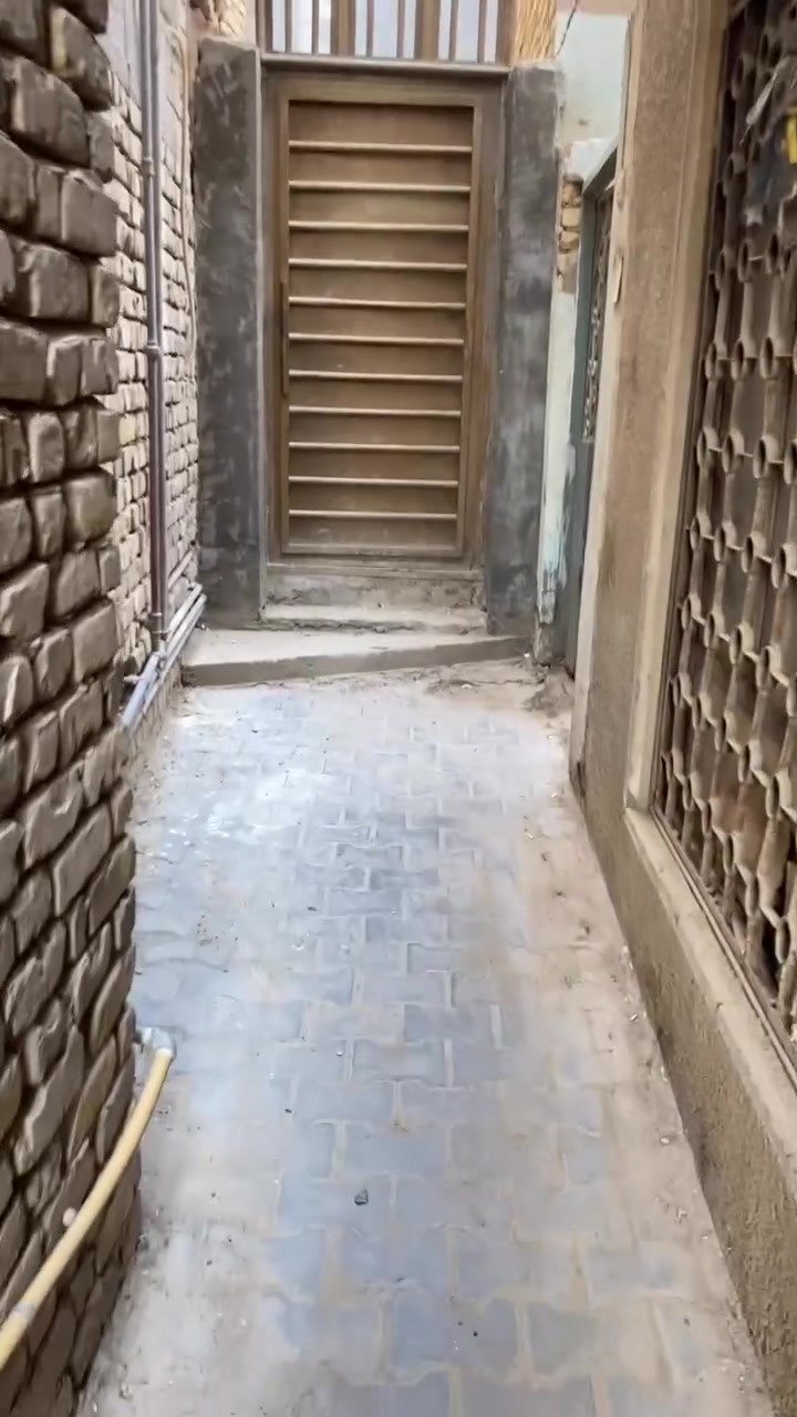 بيت للبيع طابو صرف 
المساحه . 100
العنوان . شارع النص قرب مجمع علي فؤاد
الاستفسار . ***********
البيت يباع بلنقد ول اقصاد
