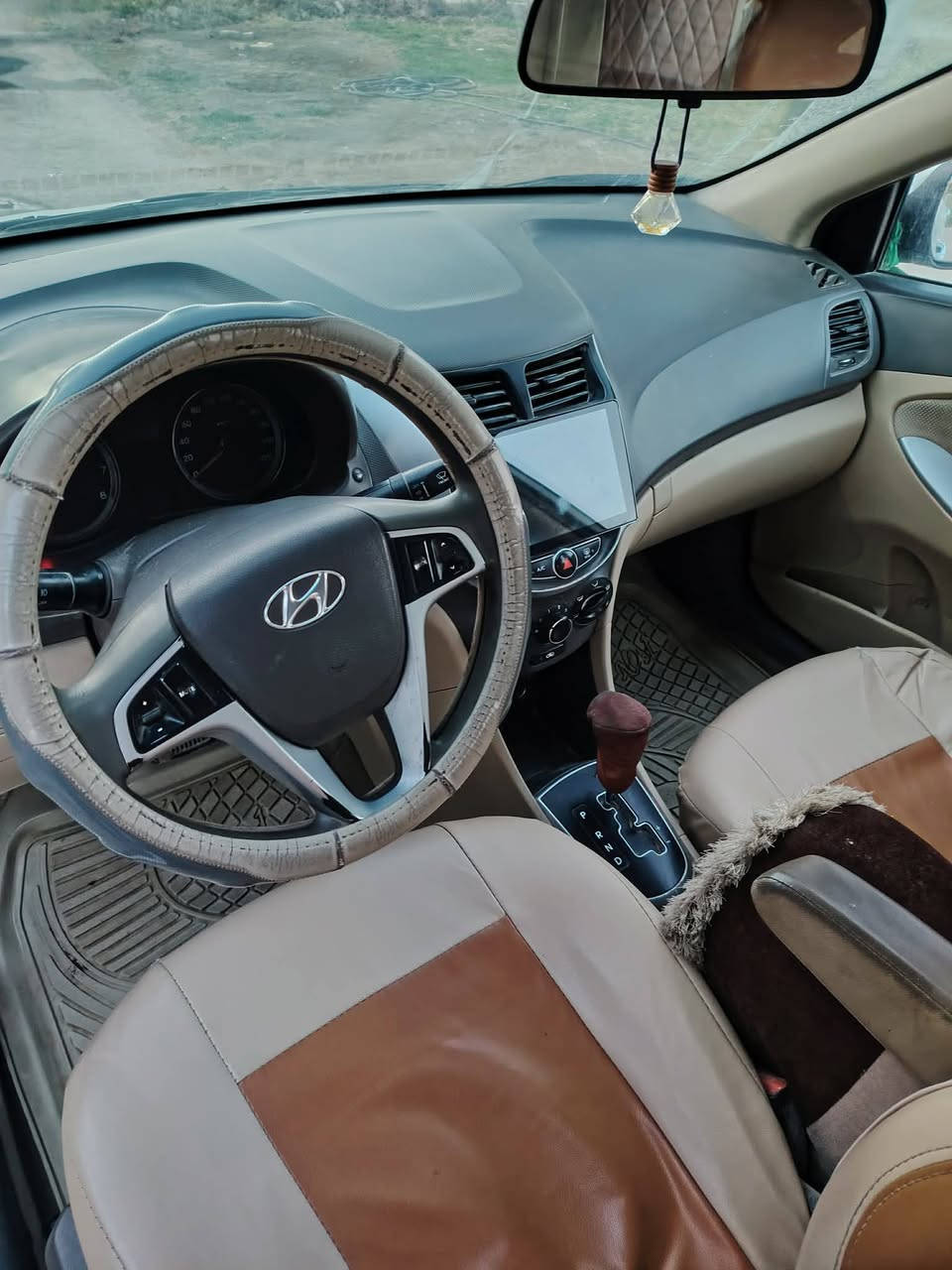 سلام عليكم
هونداي اكسنت 
موديل 2015
خليجي
مكفوله من ضربه وصبغ وتبديل  

گير ومكينه كفاله 
فول موصفات 
حجم المحرك 1600
 
فتحه سقف 
تحكم استيرن جهتين 
شاشه كبيره 
كامره دواره 

كشنات جلد 
تبريد ثلج 
رقم بابل 
 
تحويل مباشر 
مكاني بابل حله ورده خارج 
ه‍ ‏‪‏‪0780 159 5685‬‏
