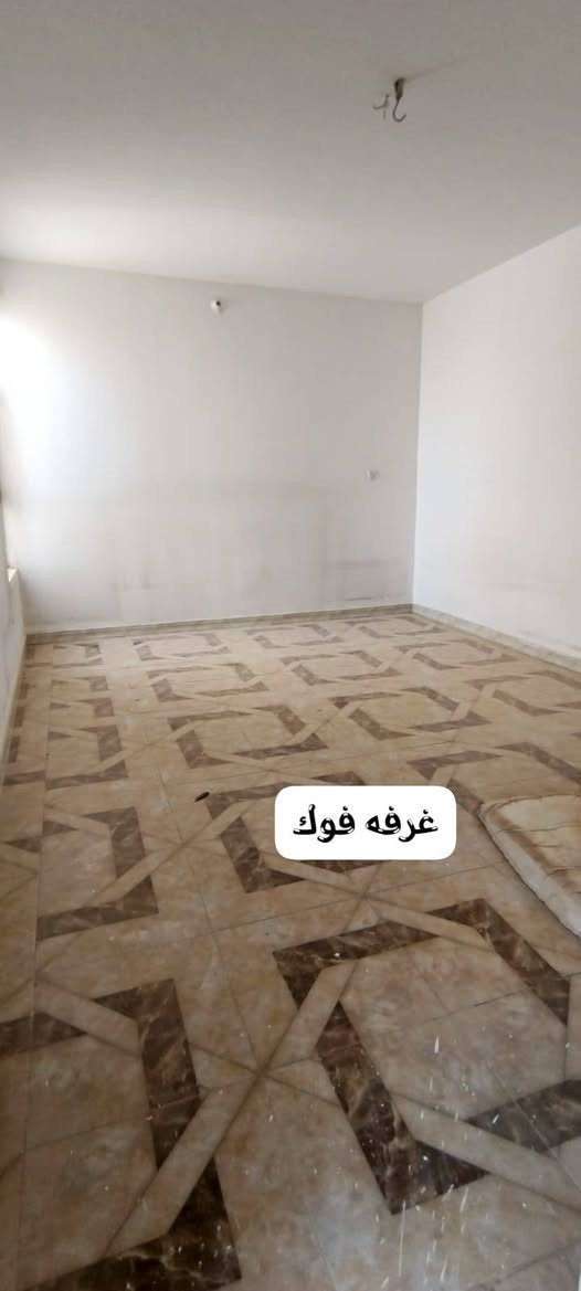 السلام عليكم دار بشارع المطار القديم مقابيل انشائية ابن الدباغ 
المساحة 150م طابقين
ثلاث غرف +صالتين +استقبال +2 صحيات +المطبخ سيراميك +الصاله سيراميك 
الصور +استفسار على الواتس اب ***********
