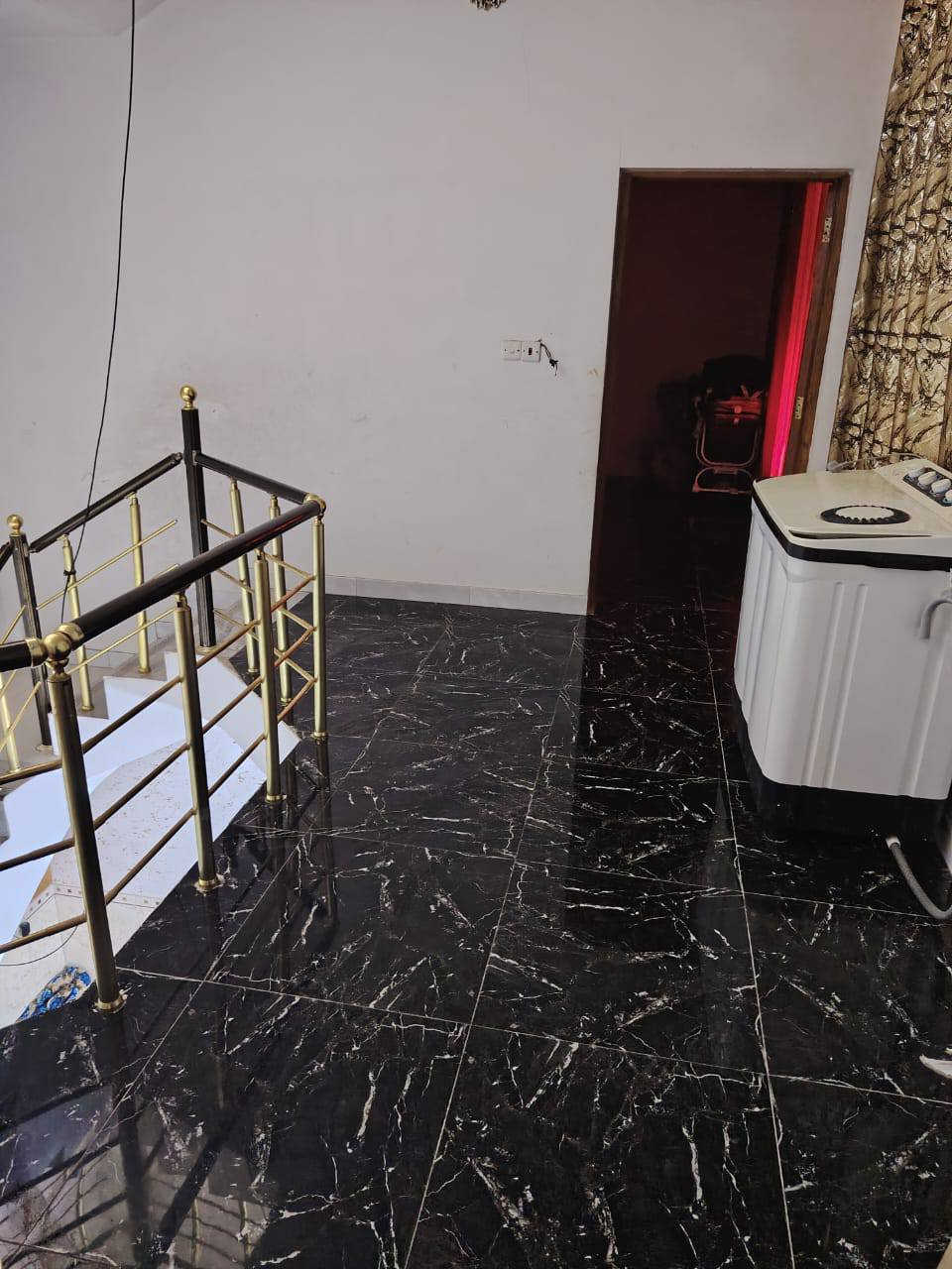 بيت للبيع طابقين مساحة 125زراعي سند 25 الطابق الارضي استقبال وغرفة نوم وحمام ومطبخ سيراميك حولي درج الطابق الثاني غرفتين وحمام أرضية البيت بورسلين مكان البيت أبو غريب منطقة الشهداء العويسات قرب مدرسة نبوخذ للاستفسار ***********موجود واتساب
